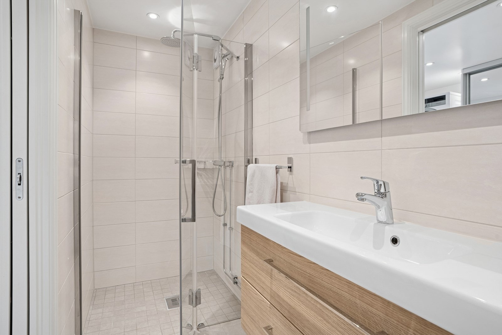 Her er det innredet med servantinnredning og dusjhjørne med svingbare glassdører. Galleribilde