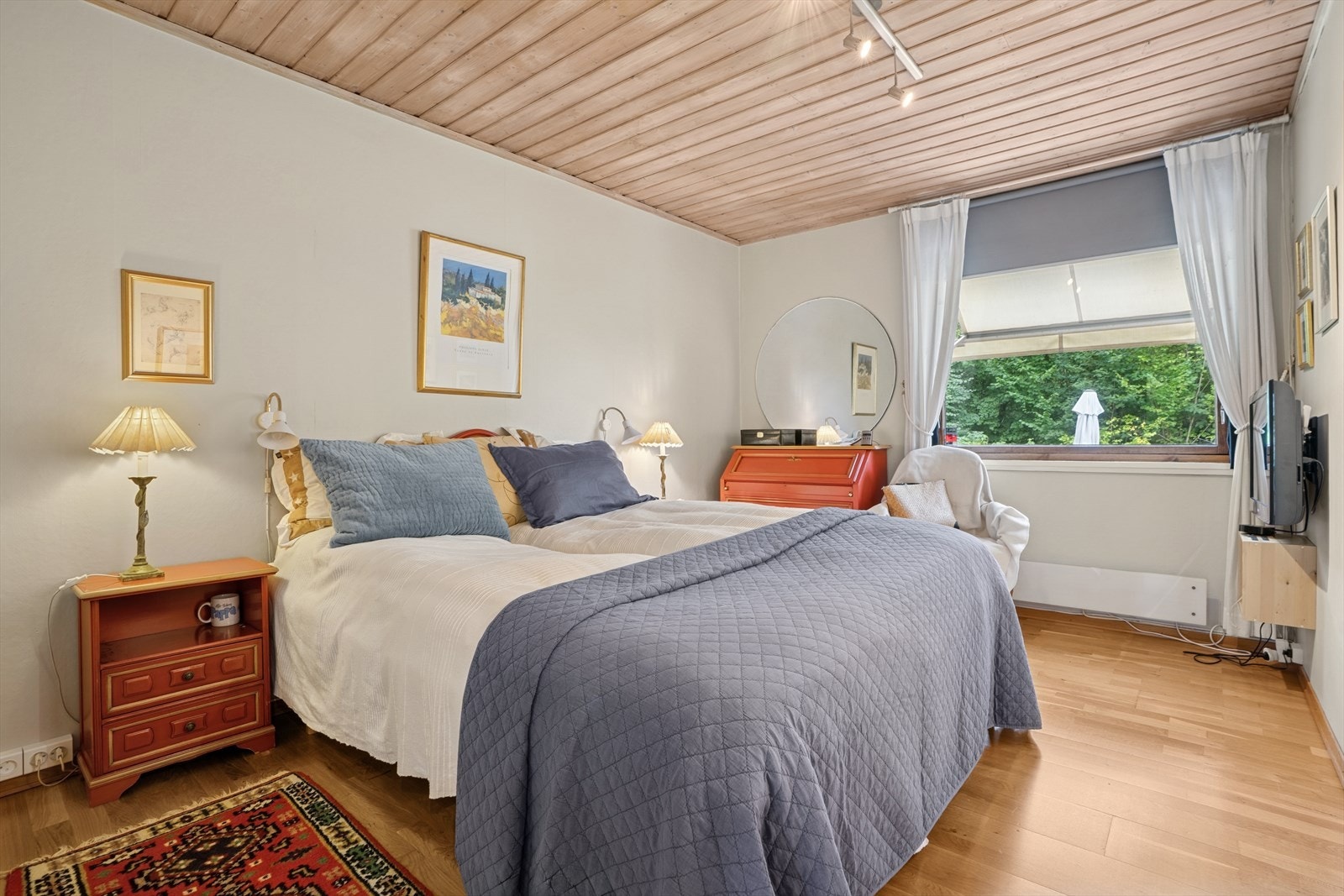 Boligen byr på tre romslige og pene soverom lokalisert på rekke i boligens 1. etasje. Galleribilde