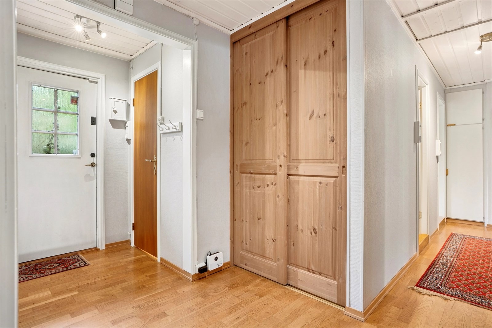 Her er det montert en romslig skyvedørsgarderobe som har god plass til oppheng av yttertøy samt plassering av sko. Galleribilde