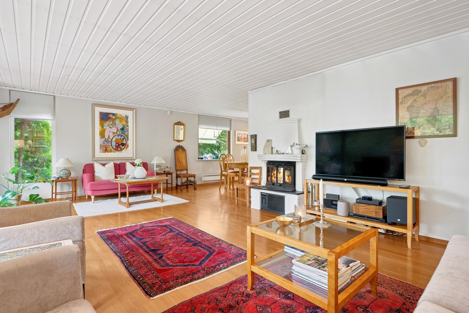 Romslig og innbydende stue med mange møbleringsmuligheter. Galleribilde