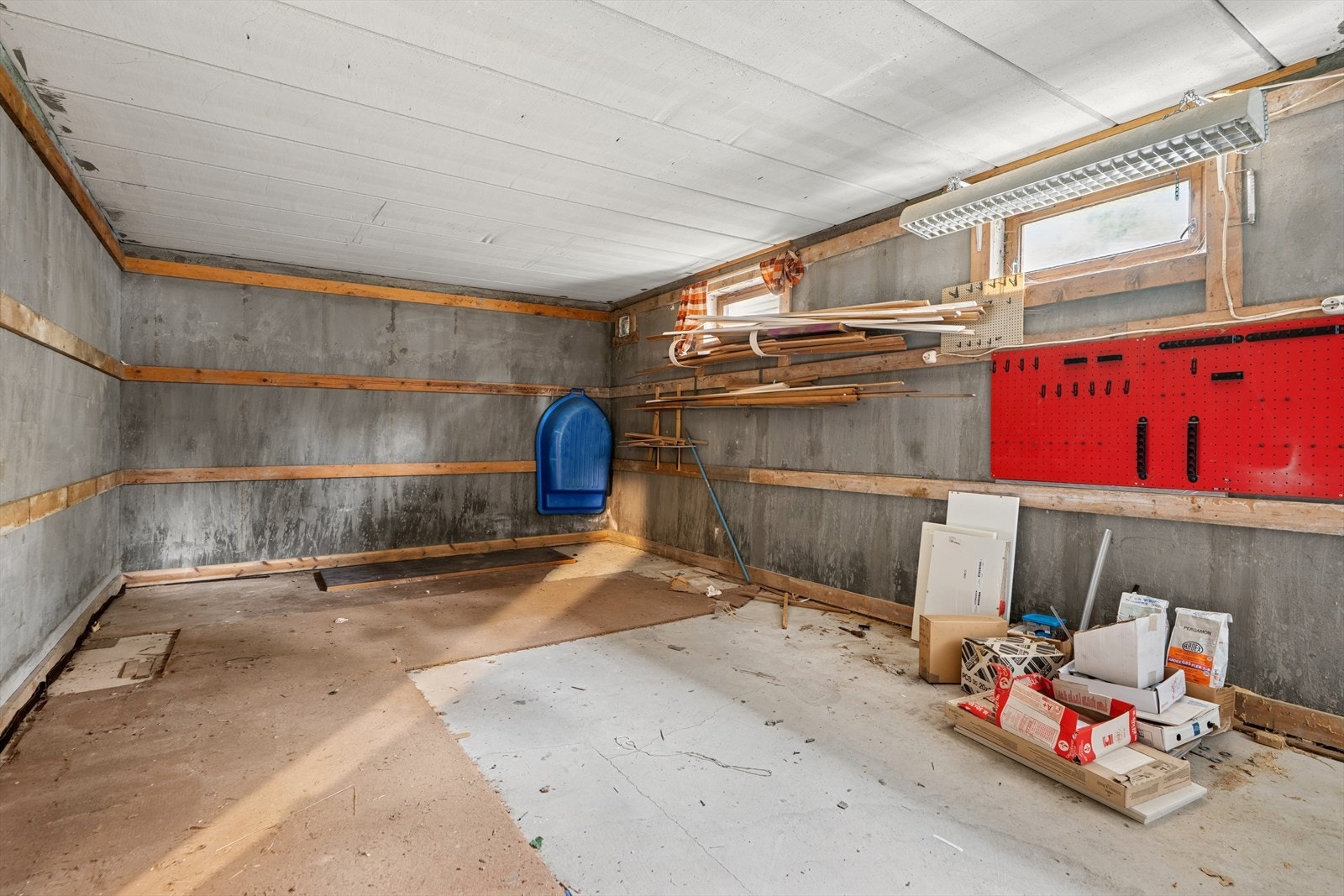 Stort disponibelt uinnredet kjellerrom. Galleribilde