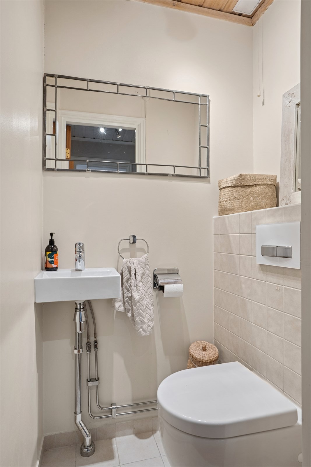 Gjestetoalettet er fra 2015 og ligger i tilknytning til entréen. Her er det innredet med vegghengt toalett og servant. Galleribilde