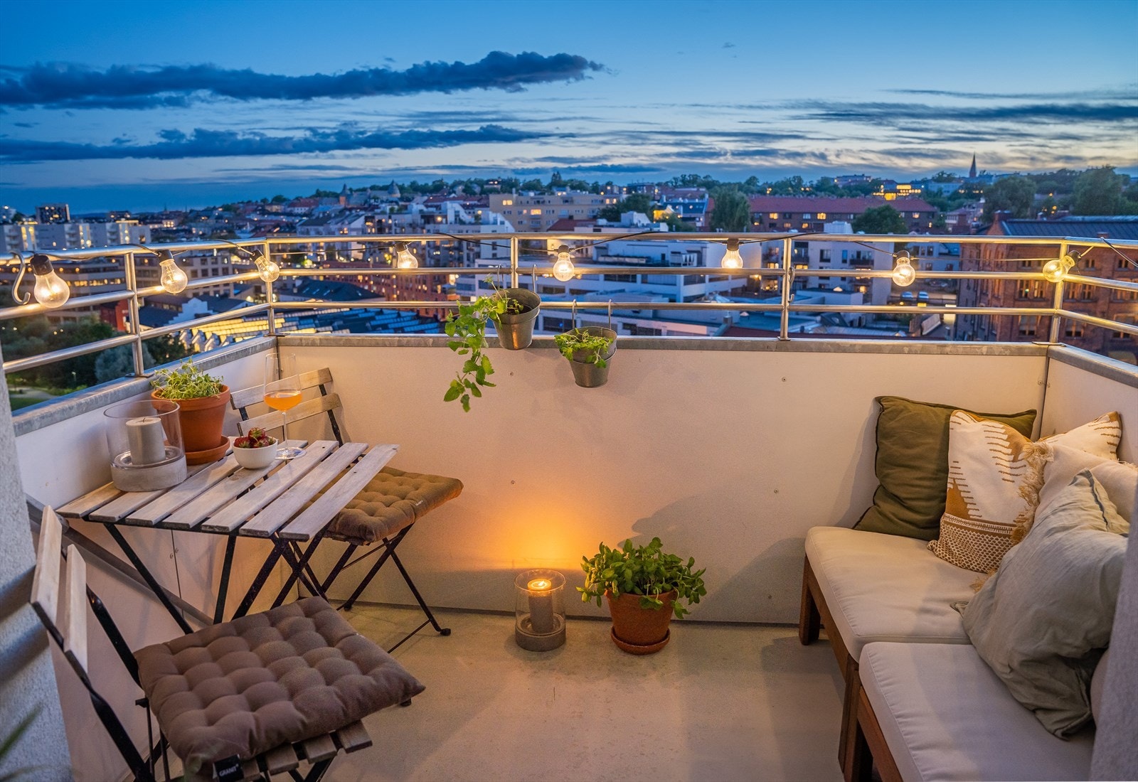 Om kvelden er balkongen lun og behagelig. Bildet er tatt sommeren 2022, og selger har senere lagt nytt gulv på balkongen. Galleribilde