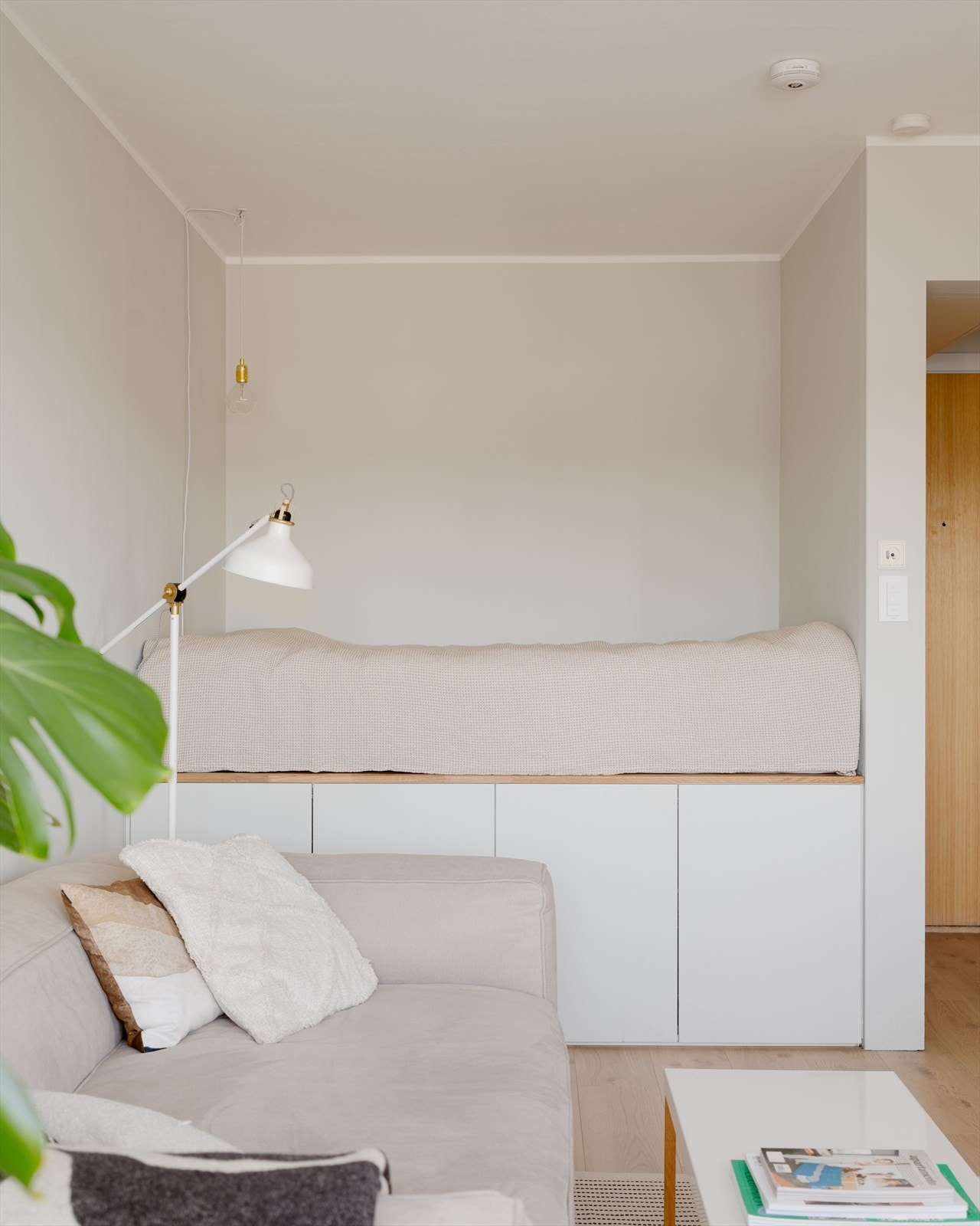 Sengen er plassbygget av møbelsnekker med praktisk lagringsplass i skap i underkant. Galleribilde