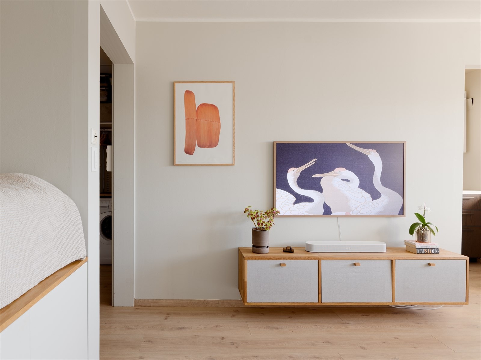 Utformingen gir plass til en flott sosial sone, med sofaløsning og tv på veggen vis-à-vis. Galleribilde