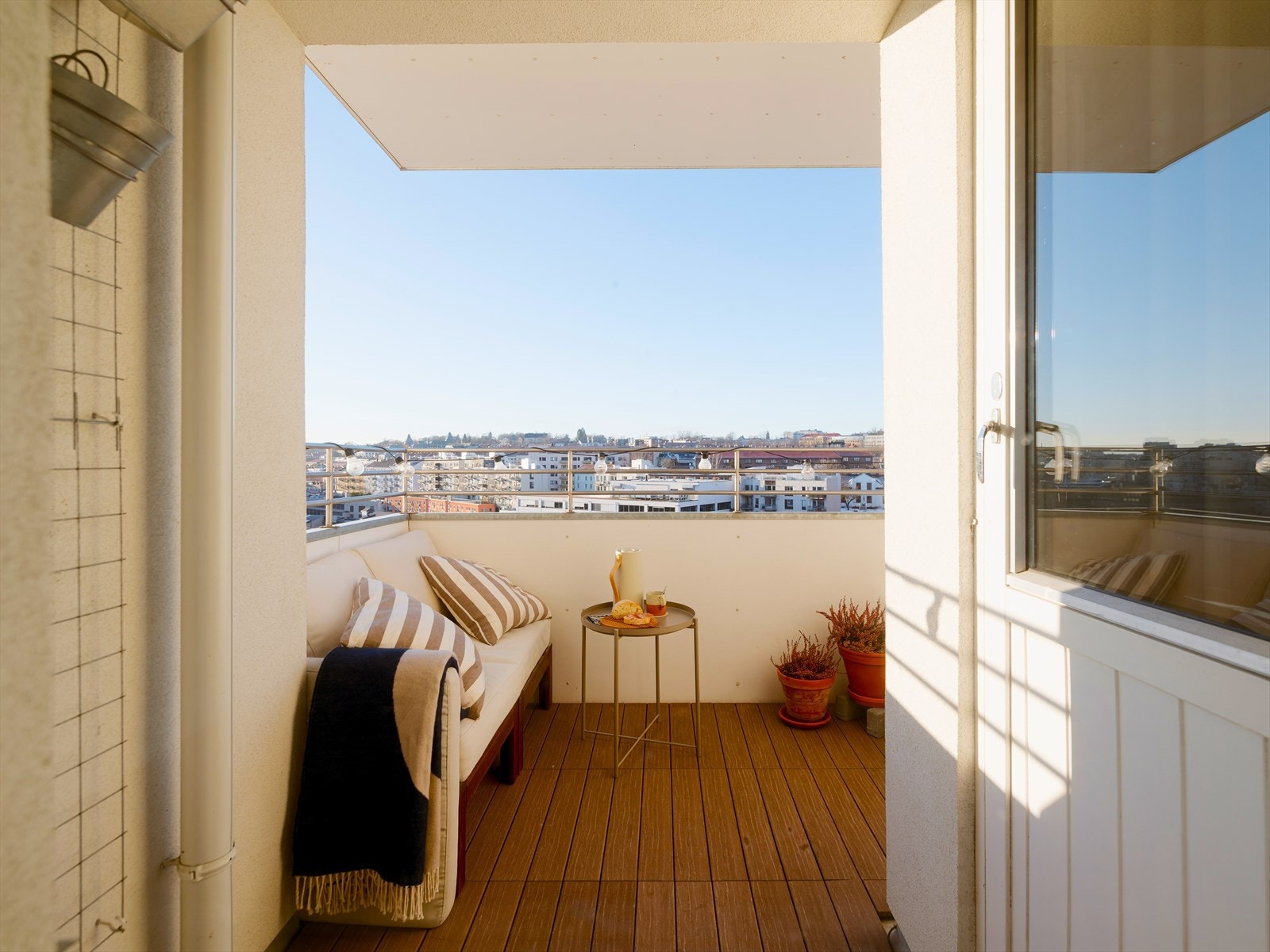 Her bor du høyt og fritt i 12.etasje, med en solrik balkong som mange vil misunne deg! Galleribilde