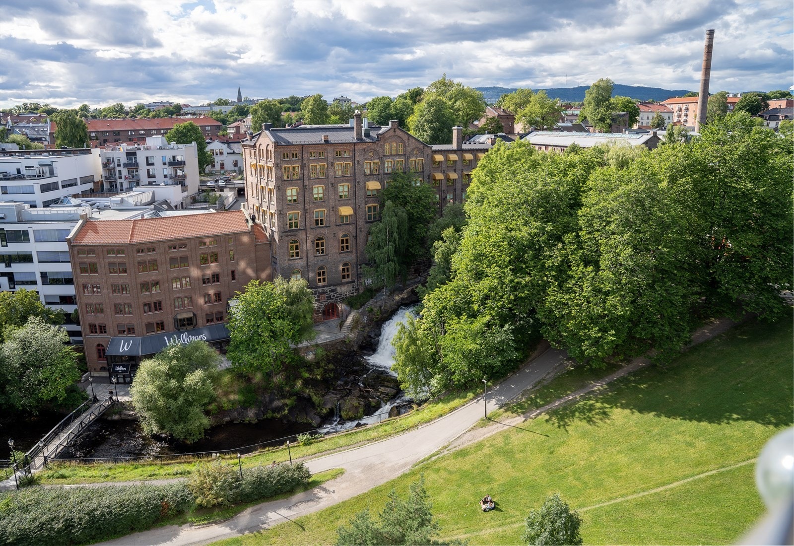 På sommerstid er nærområdene frodige og fine. Galleribilde