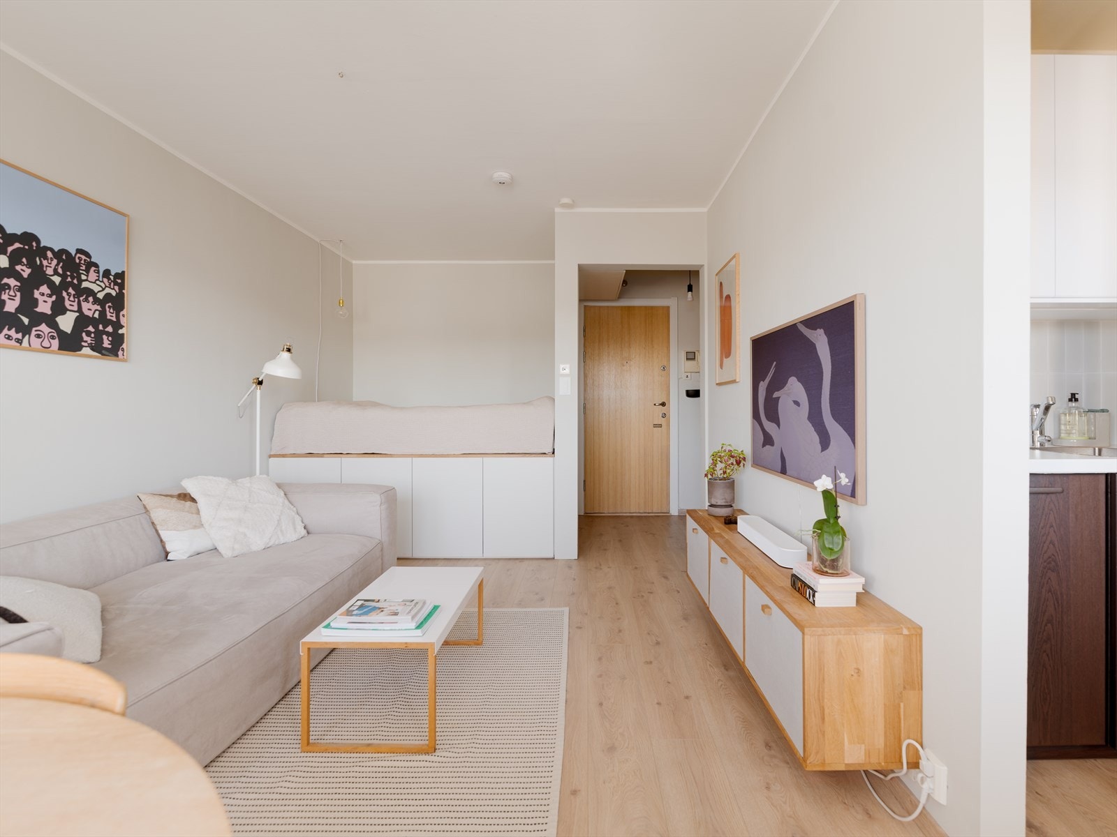 Innvendig er leiligheten lys og behagelig, med moderne overflater, flotte gulv, nyere kjøkken og bad samt en praktisk planløsning. Galleribilde