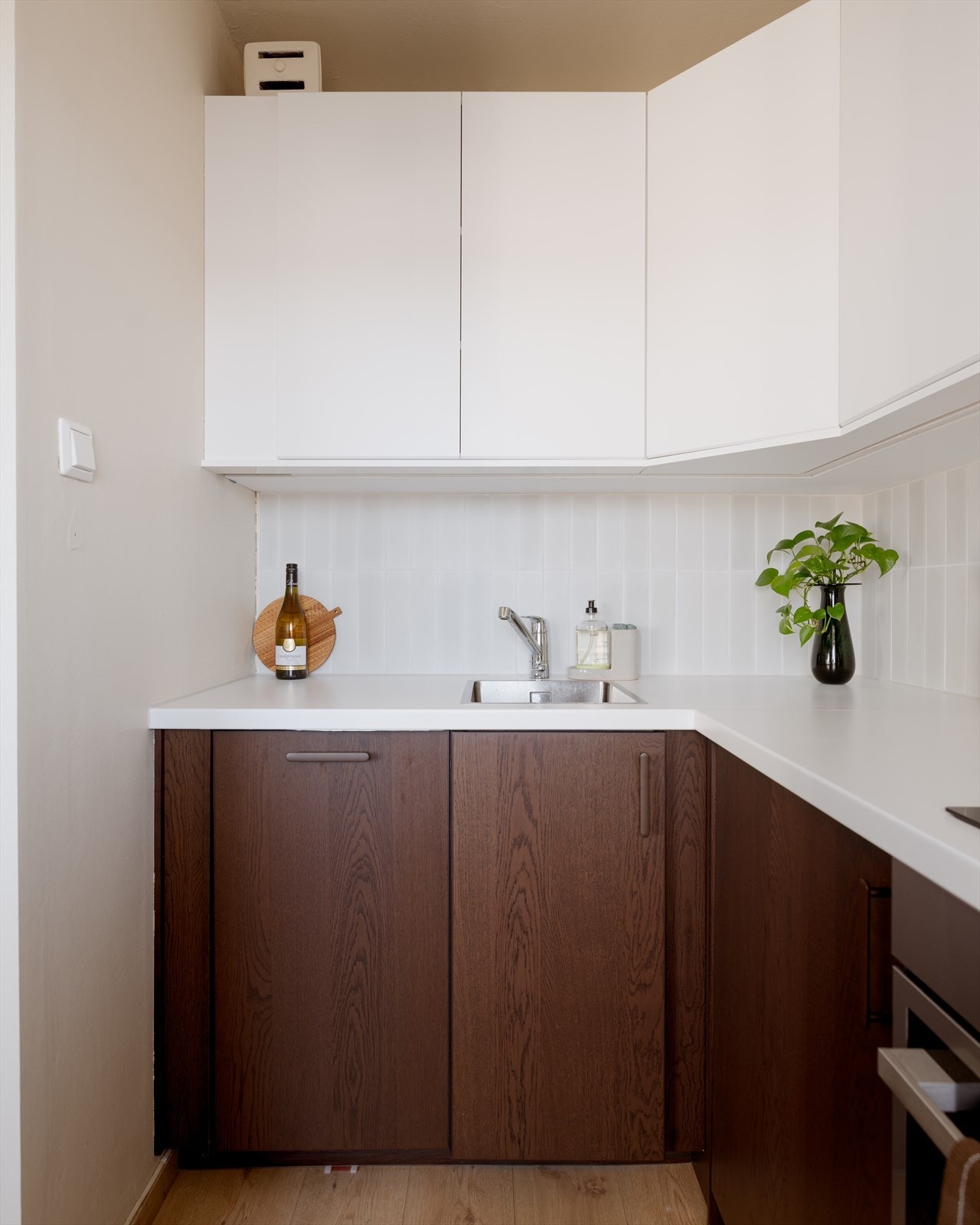 Alle hvitevarer er integrert, herunder platetopp med induksjon, oppvaskmaskin og kjøleskap under benk. Galleribilde