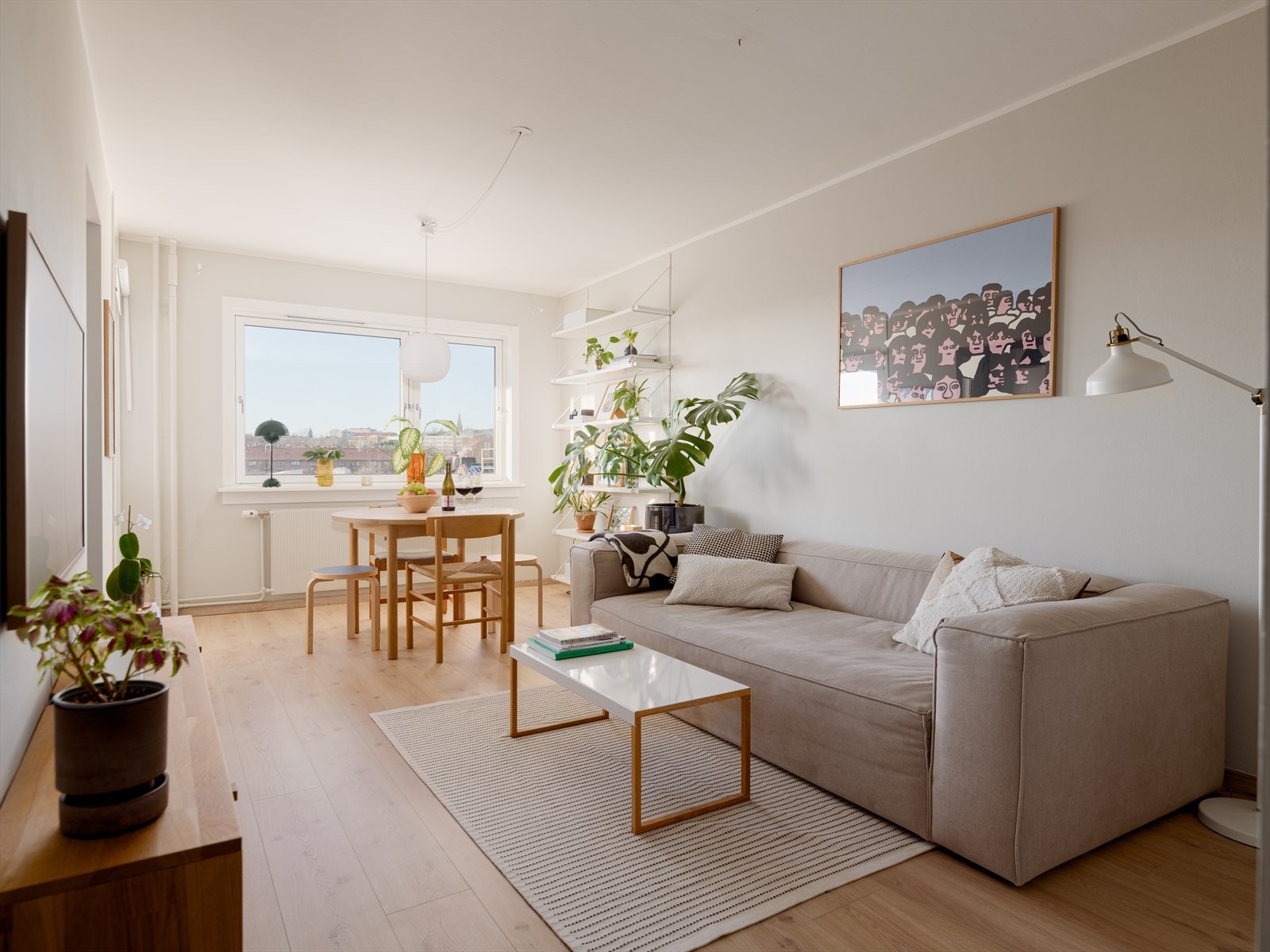 En lys, nyoppusset og behagelig leilighet med flere smarte løsninger og en herlig atmosfære. Galleribilde