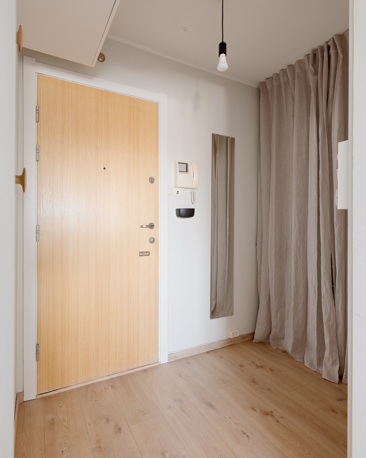 Velkommen inn! Med boligen følger også bod i kjeller. Borettslaget har også fellesvaskeri og sykkelrom. Galleribilde