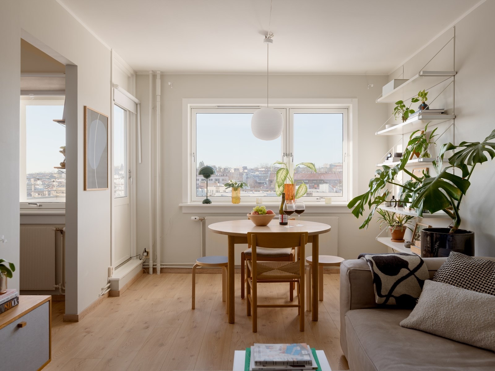 Innvendig møtes du av en luftig atmosfære og moderne preg der samtlige rom er pusset opp i nyere tid. Galleribilde