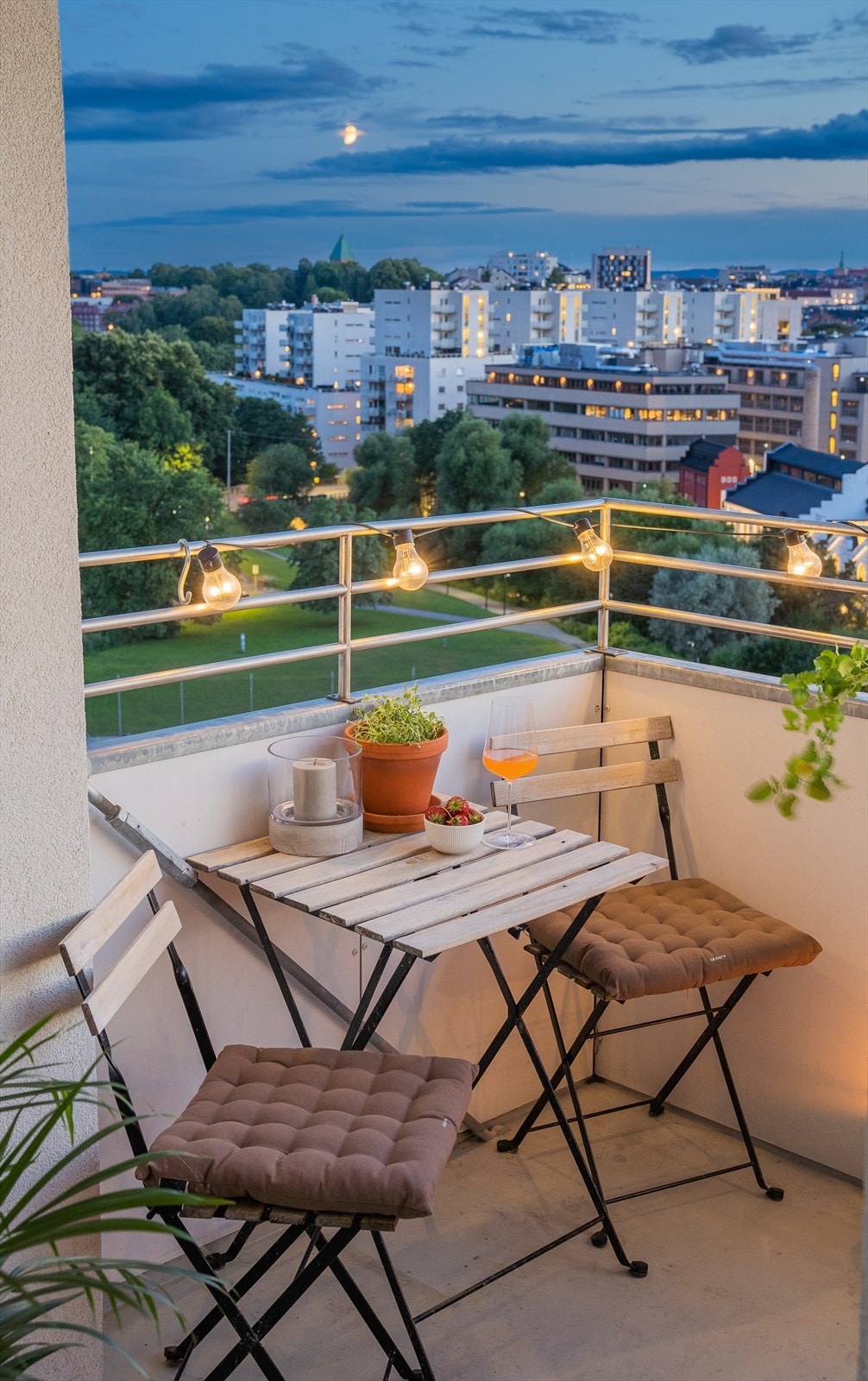 Her har du førsteklasses utsikt til himmelens fargespill og flotte solnedganger. Bildet er tatt sommeren 2022, og selger har senere lagt nytt gulv på balkongen. Galleribilde