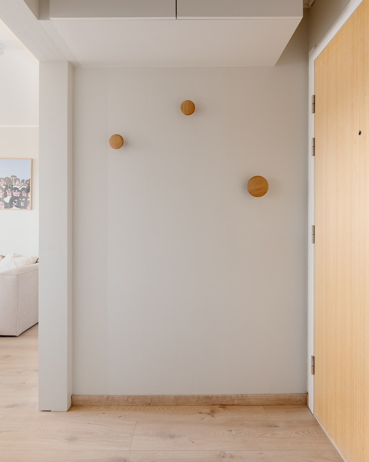 Yttertøyet henger du enkelt fra deg på flotte knagger. Galleribilde