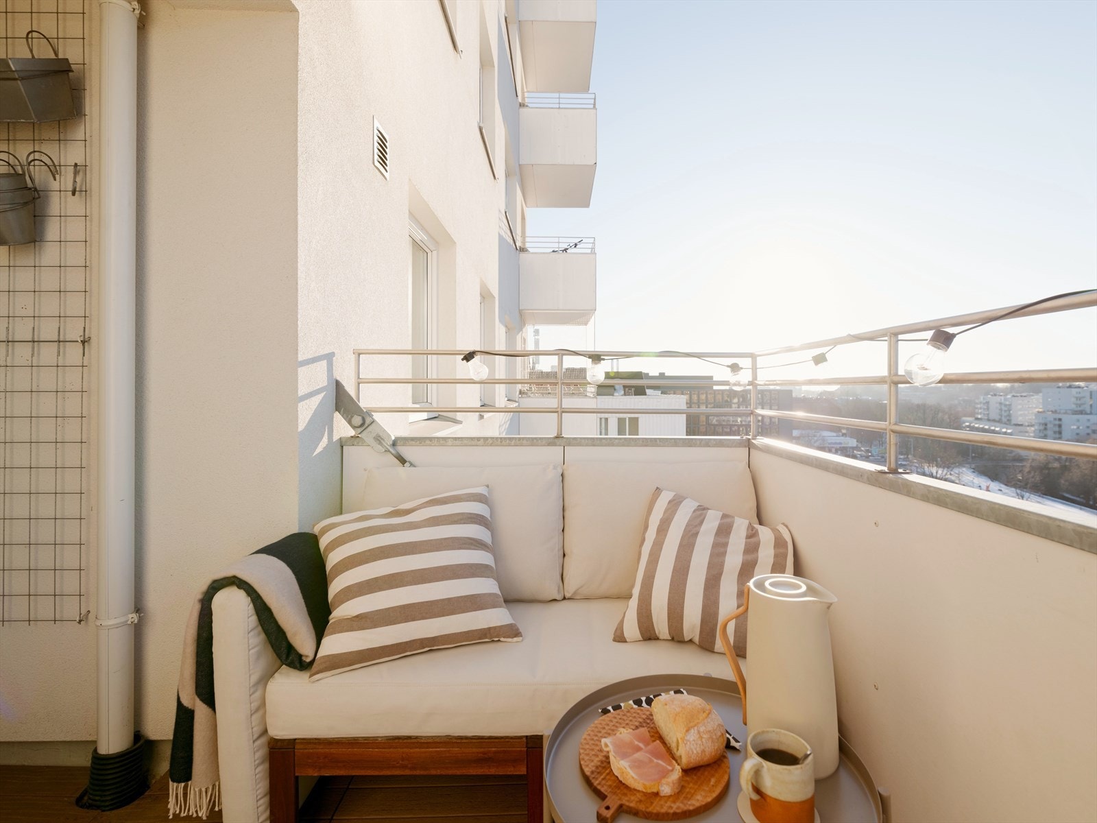 Den herlige balkongen har sol fra tidlig til sent, og fantastisk utsikt over Akerselva. Galleribilde