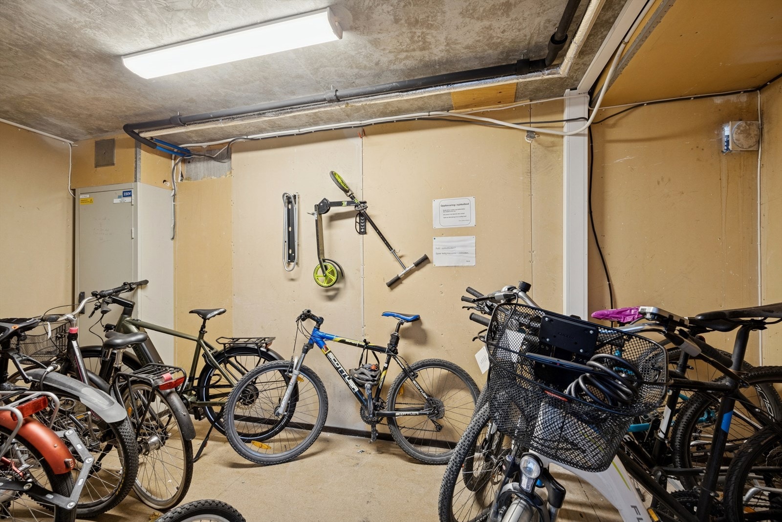 Praktisk felles sykkelbod ved inngangsparti Galleribilde