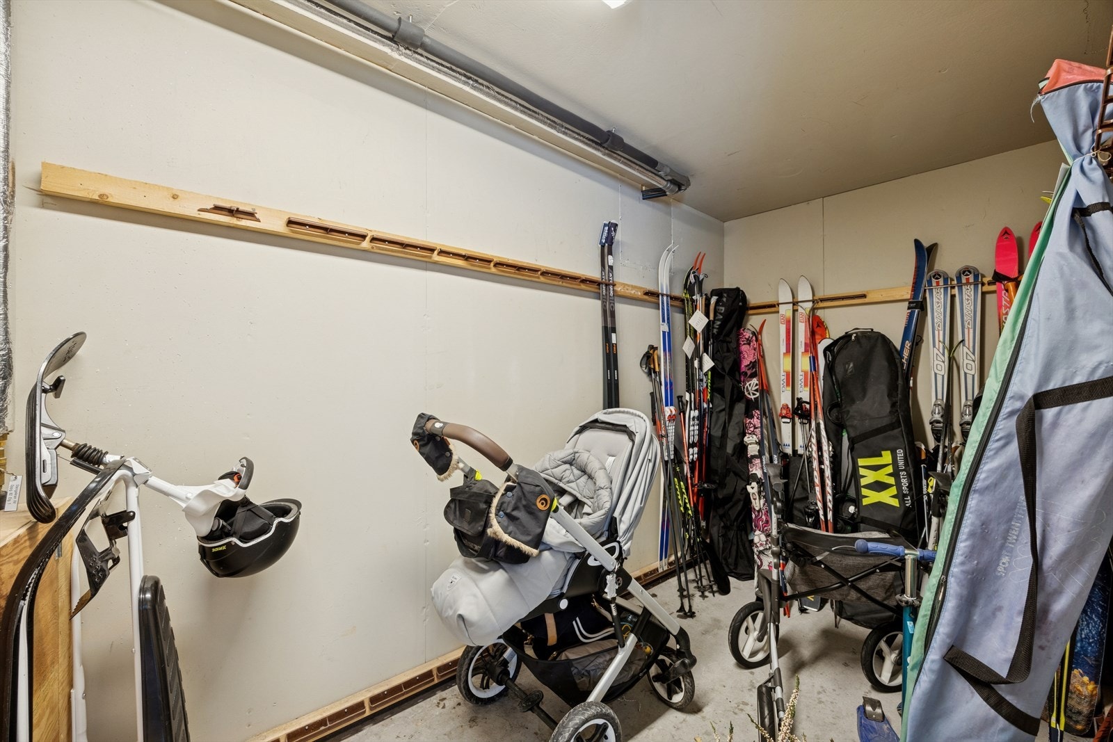 Praktisk felles sportsbod ved inngangsparti Galleribilde