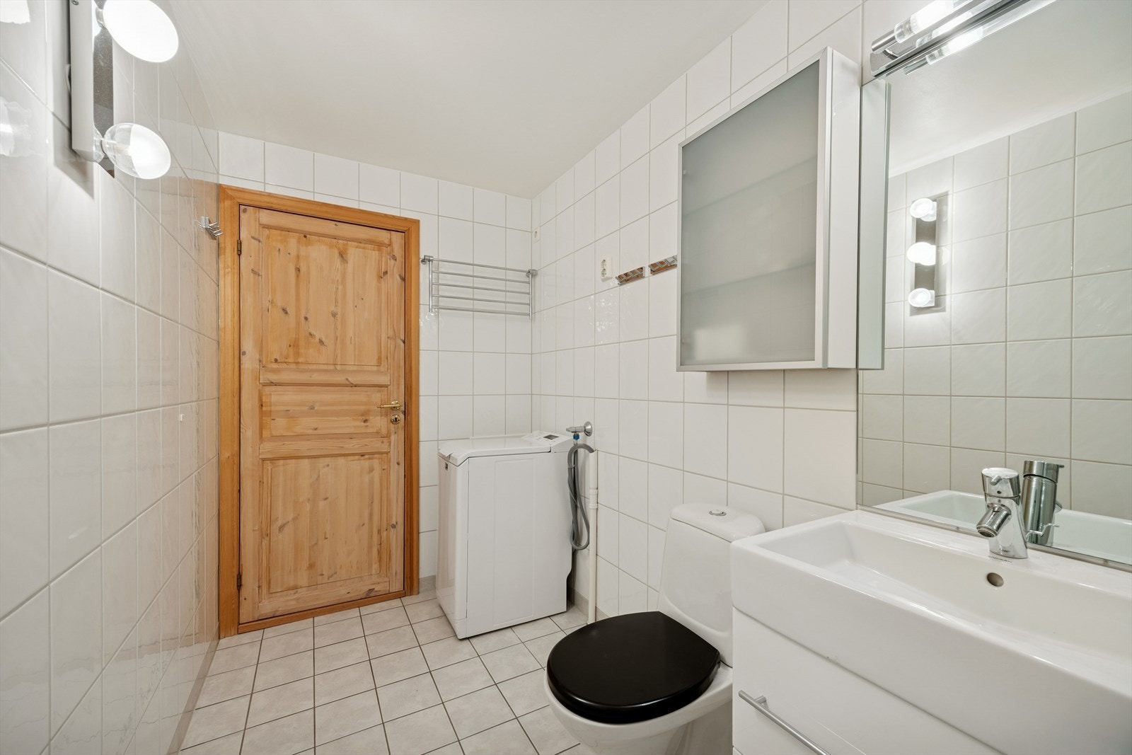 Baderom har plass og opplegg for vaskemaskin Galleribilde