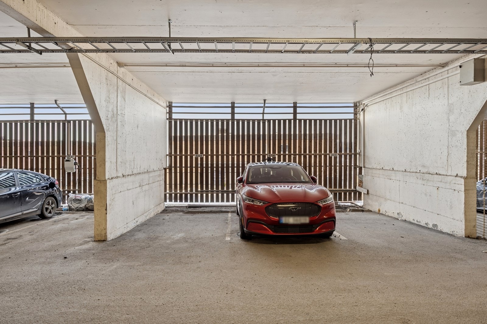 Leiligheten disponerer garasjeplass i fellesanlegg Galleribilde