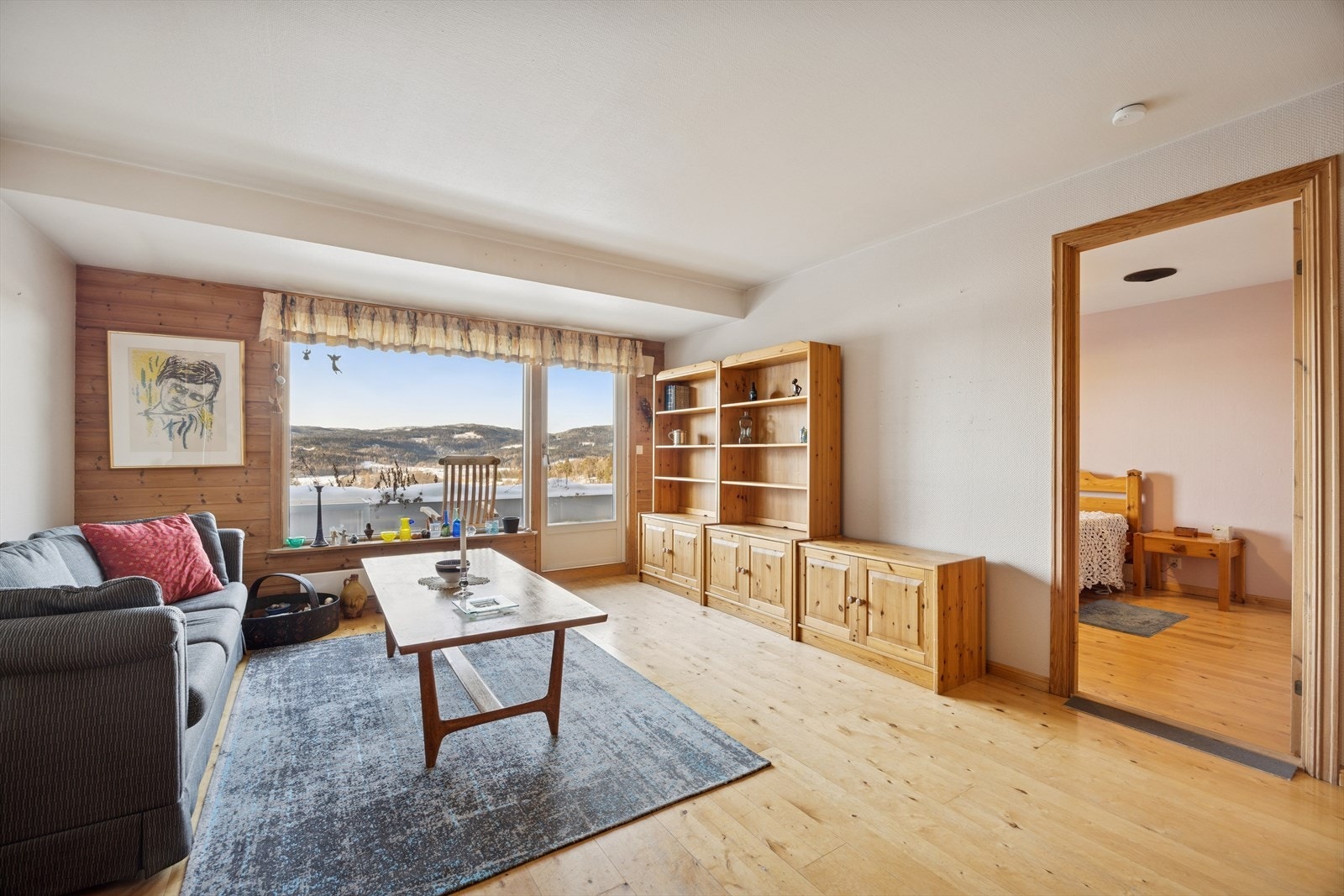 Stor og lys stue med utgang til solrik terrasse Galleribilde