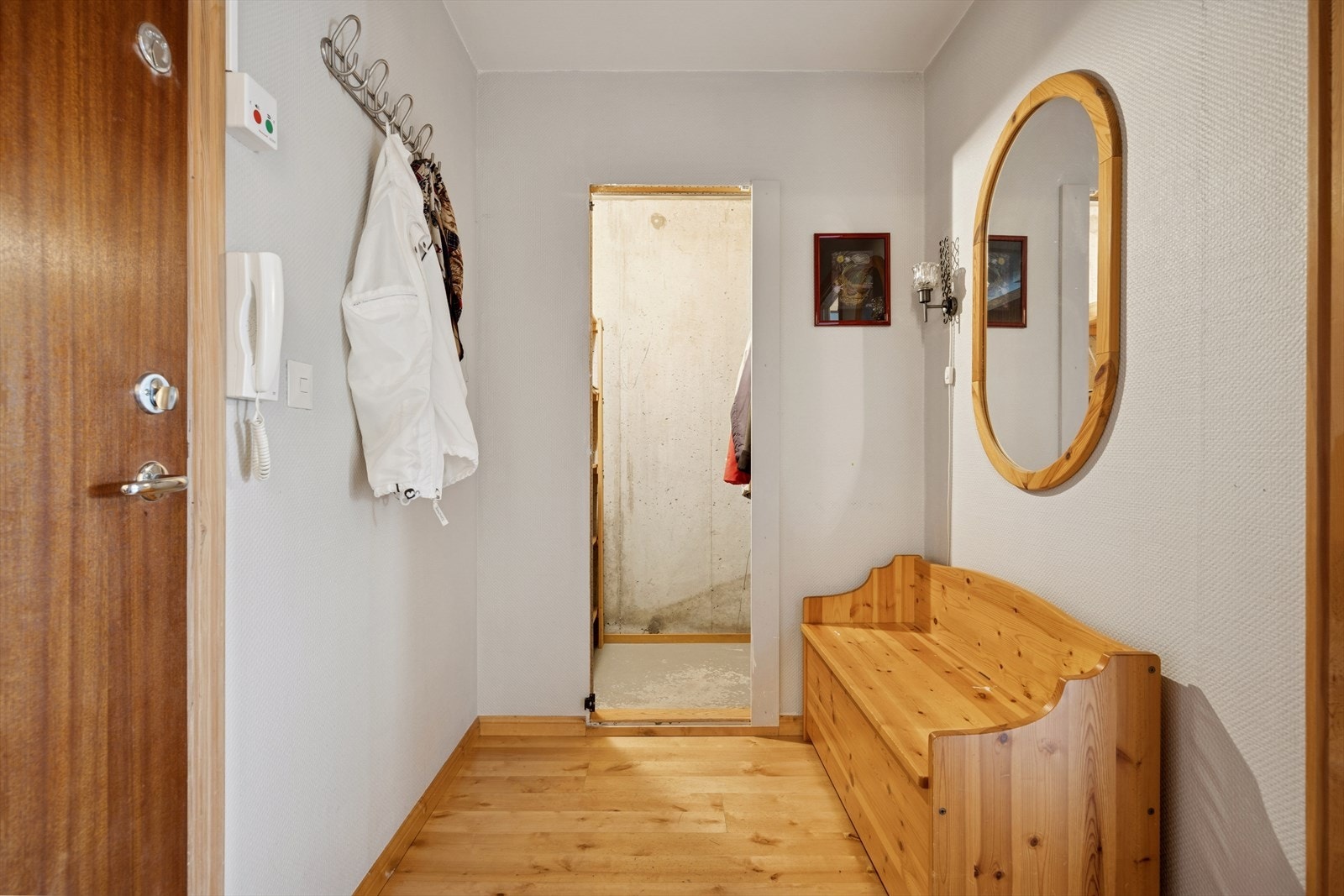 Fra entrè er det adkomst til praktisk innvendig bod Galleribilde