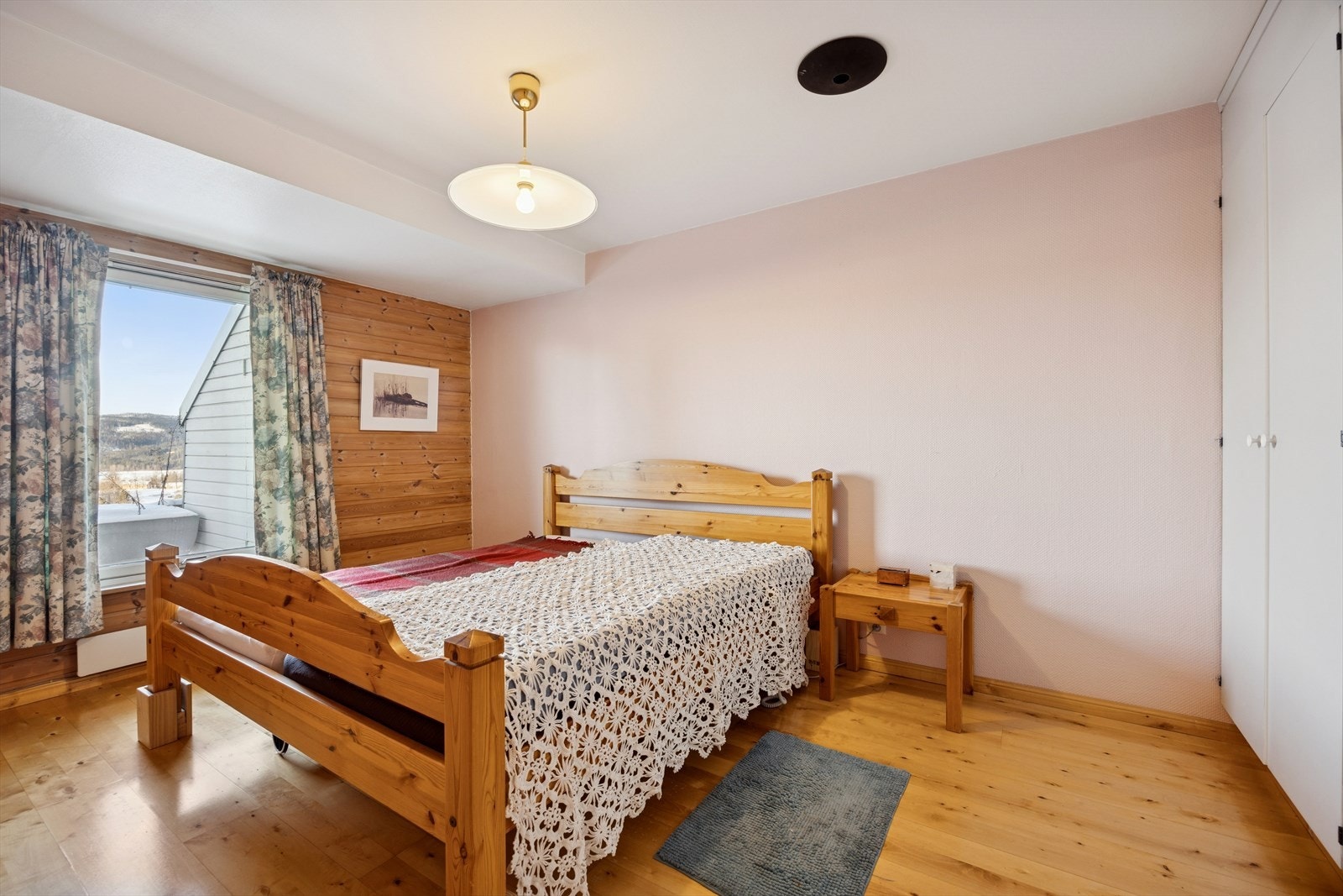 Stort soverom med flott utsikt Galleribilde