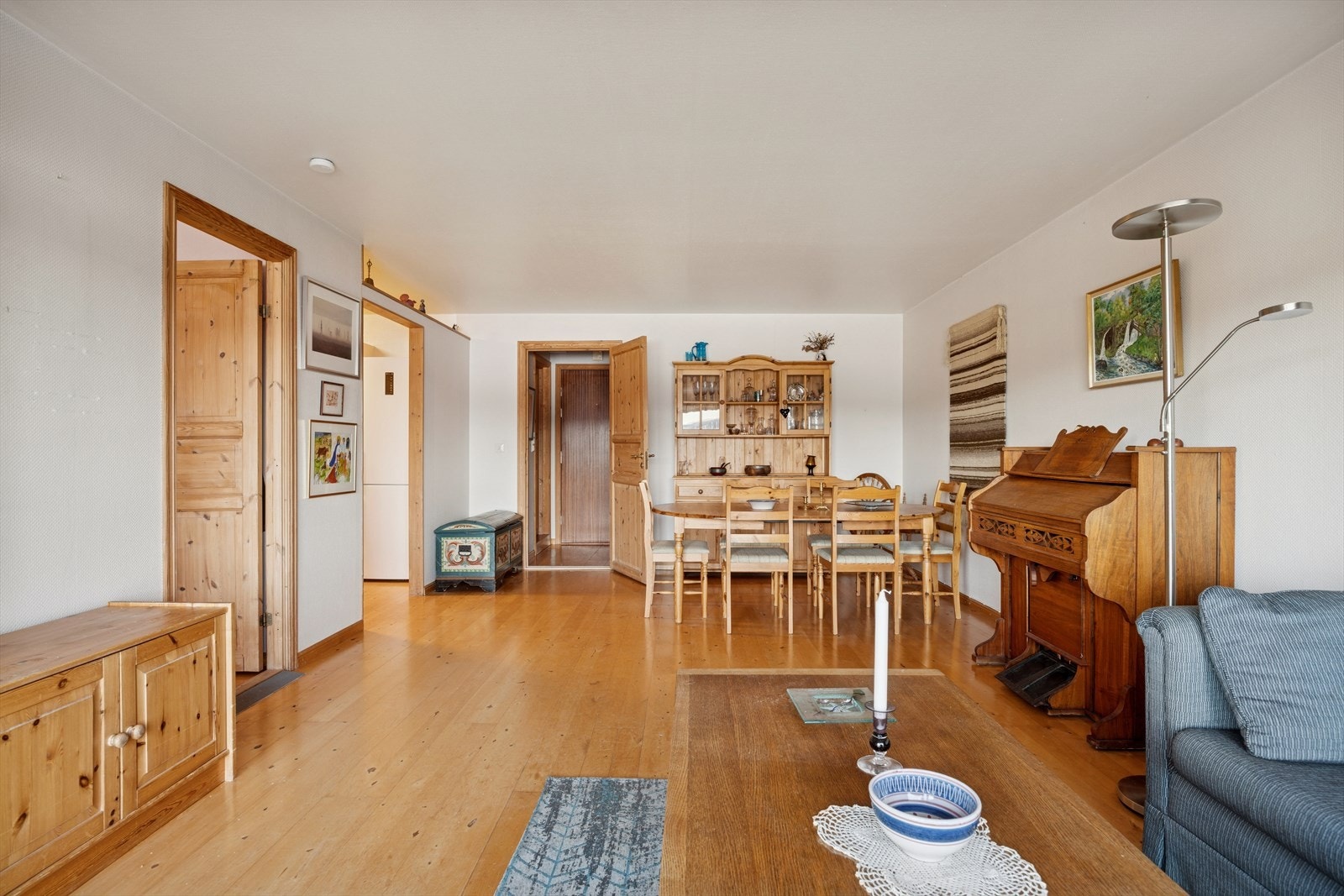 Det er god plass til både sofagruppe og spisestue Galleribilde