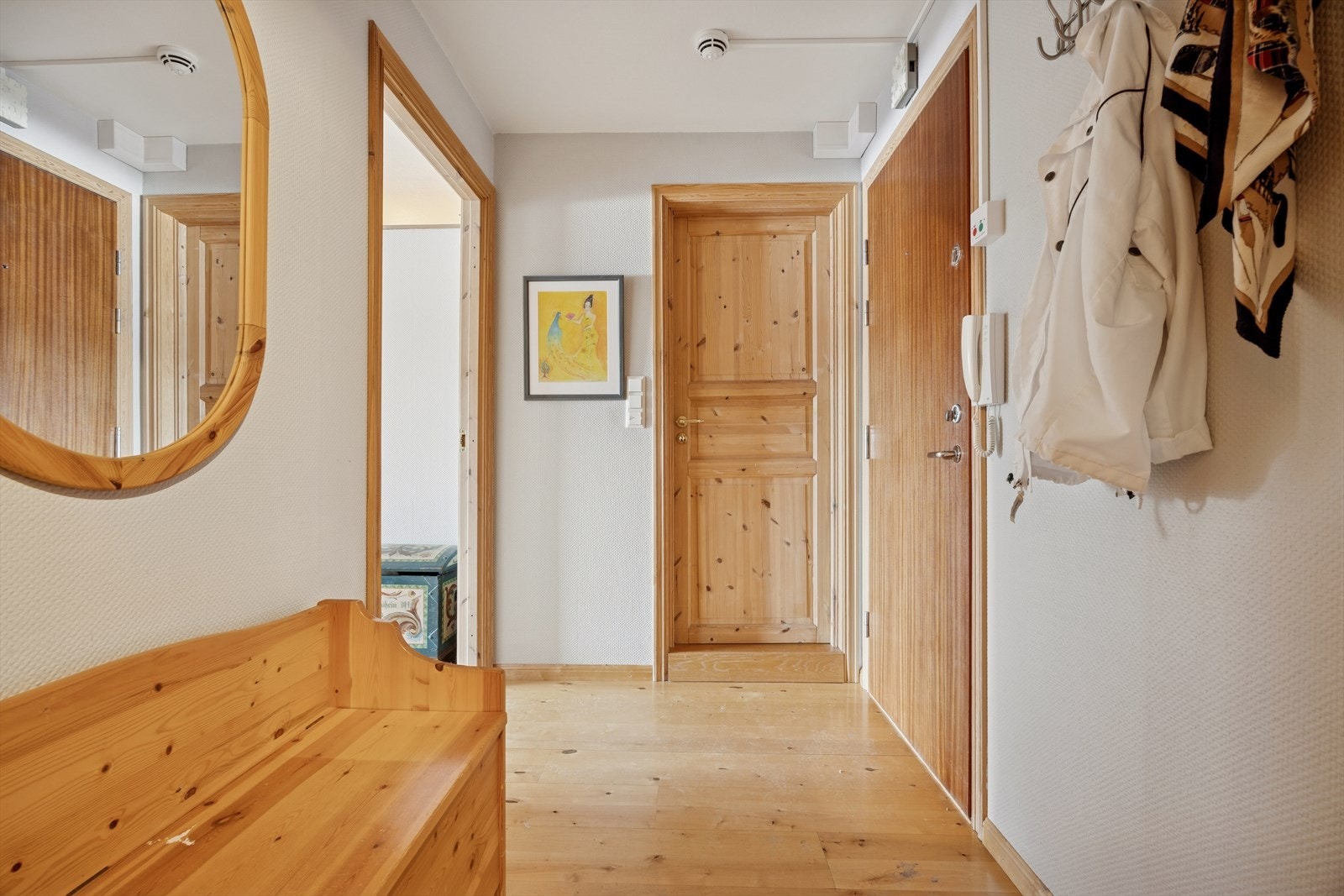 Romslig entrè med god plass til yttertøy Galleribilde