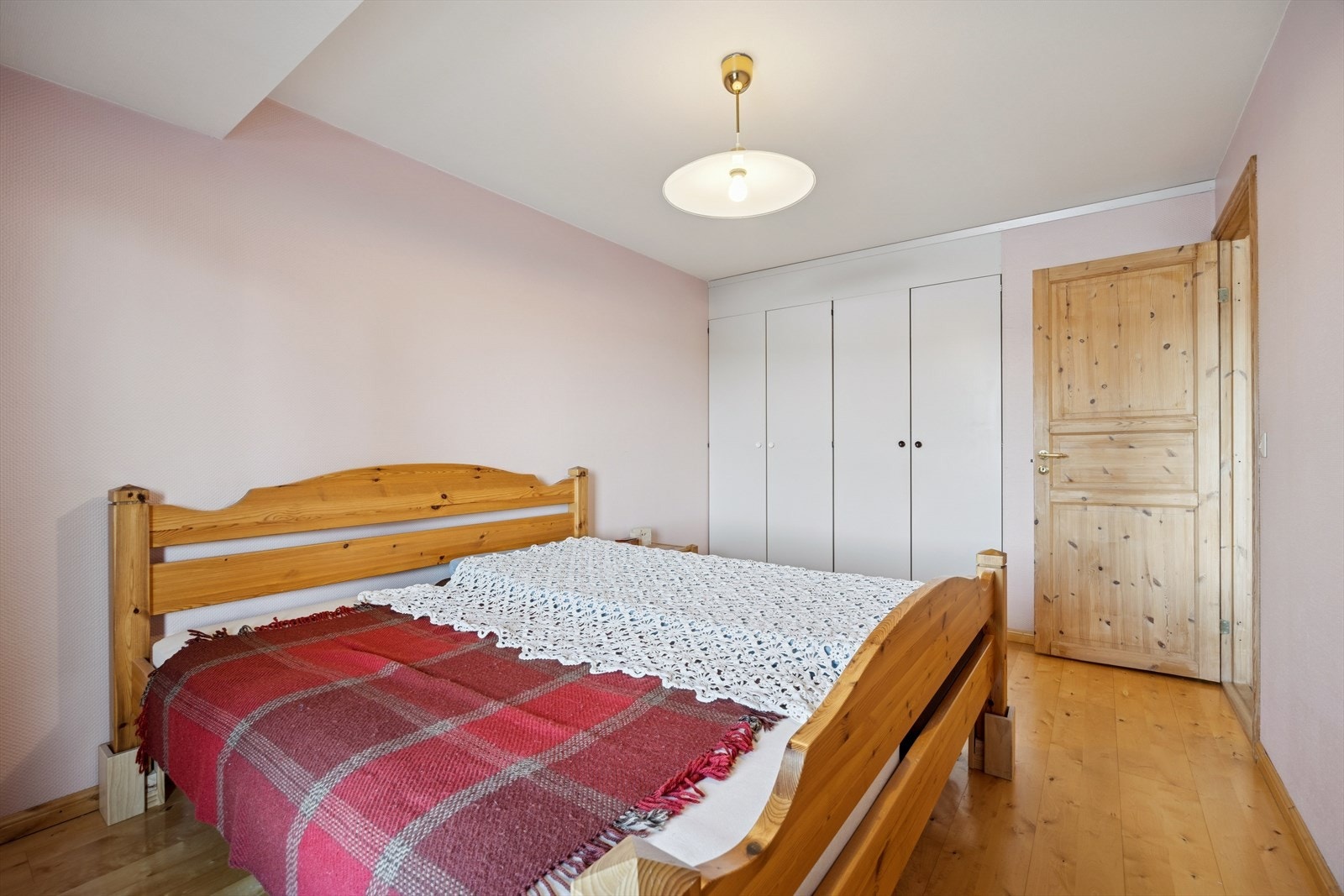 Soverom har rikelig med garderobeskap Galleribilde