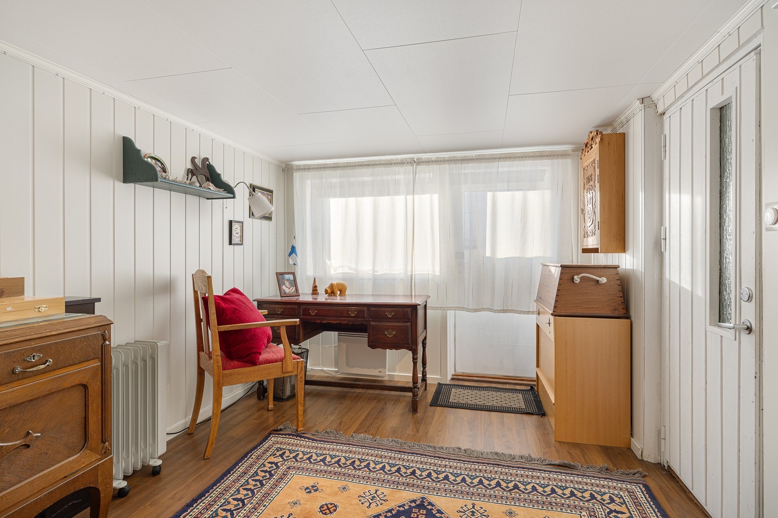 Det er utgang til hagen fra det innredede rommet. Galleribilde