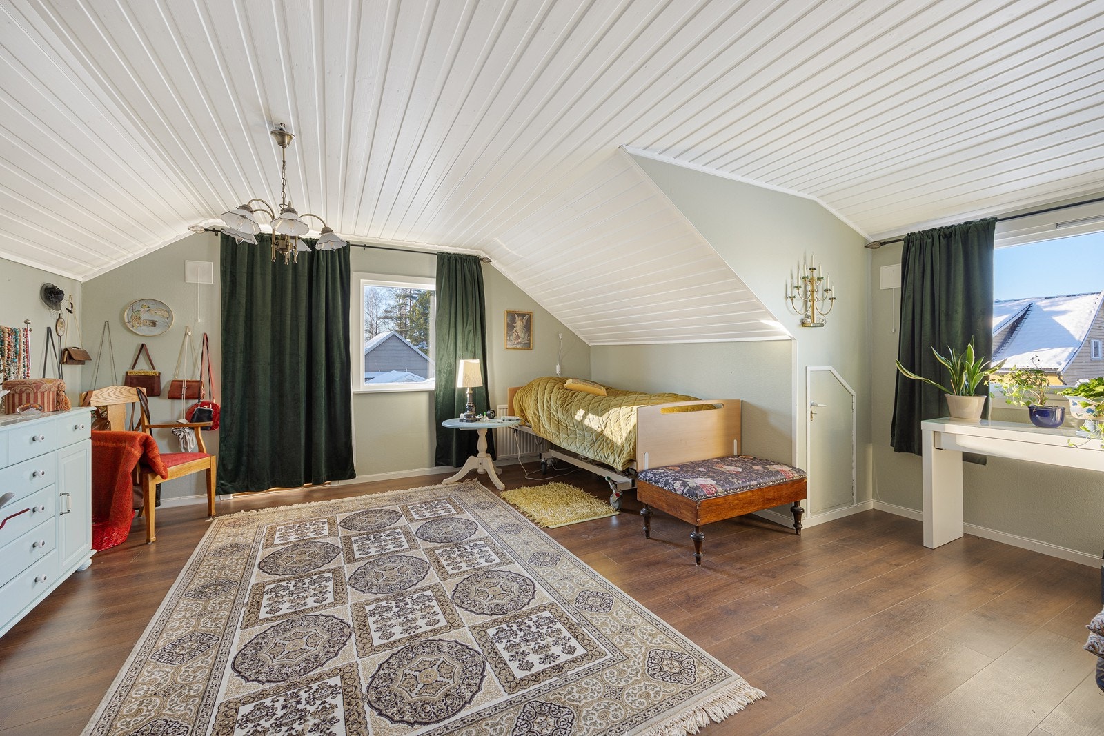 I andre etasje ligger boligens tre soverom - hvorav ett av rommene er av meget god størrelse, med plass til både seng, tilhørende møblement og ønsket garderobeløsning. Galleribilde