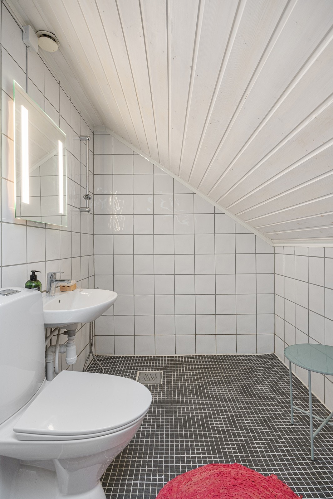 Badet i andre etasje er helfliset og har lun gulvvarme. Toalettet er gulvmontert og servanten er vegghengt. Galleribilde