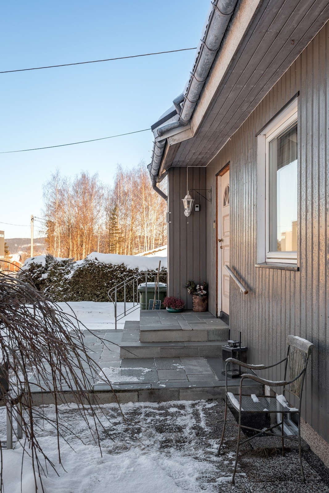 Det er også fin plass til enkel utegruppe ved inngangspartiet. Galleribilde