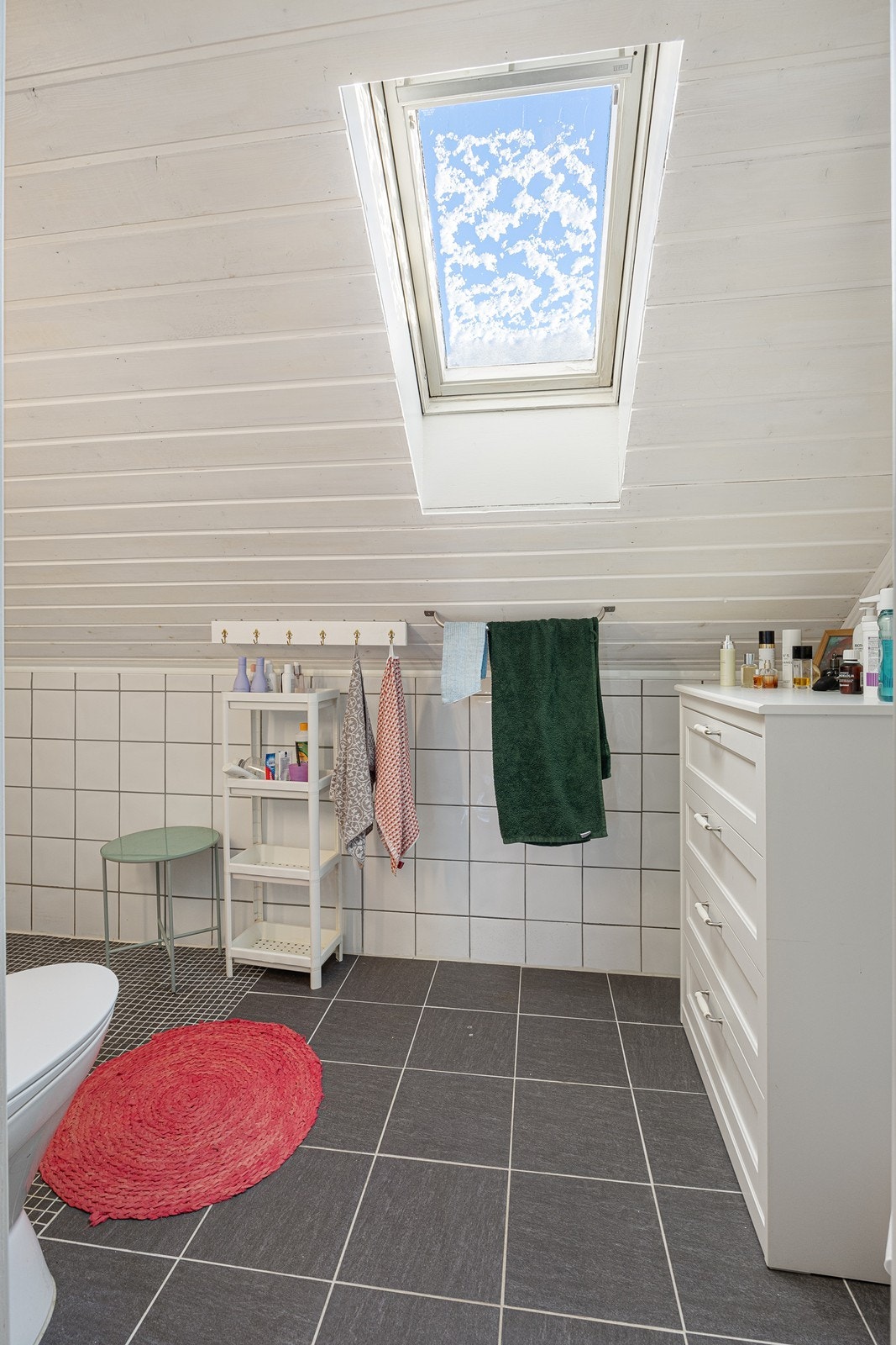 Videre har badet veggmontert dusjarmatur og god plass til kommoder mm. Galleribilde