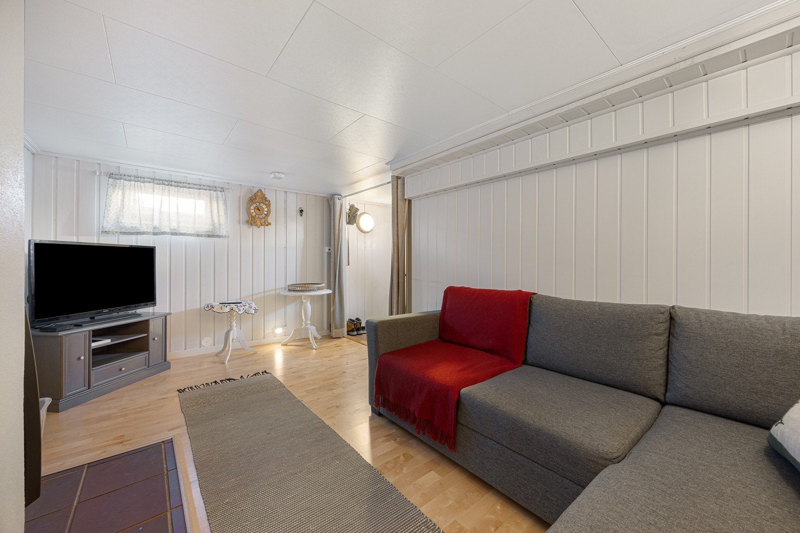 I underetasjen er det to pene, innredede rom - med flere bruksmuligheter. Rommene er ikke omsøkt bruksendret og godkjent for varig opphold grunnet takhøyde og rømningsvei. Galleribilde