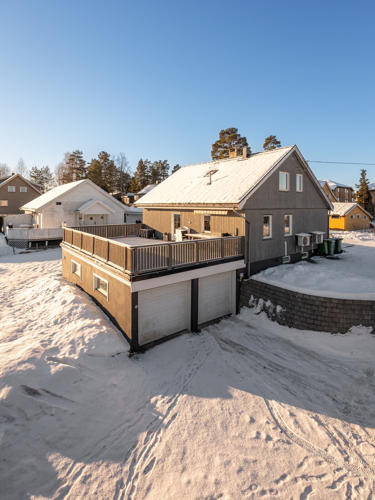 Eiendommen ligger svært sentralt til - kun et steinkast unna Aurskog Senter. Galleribilde