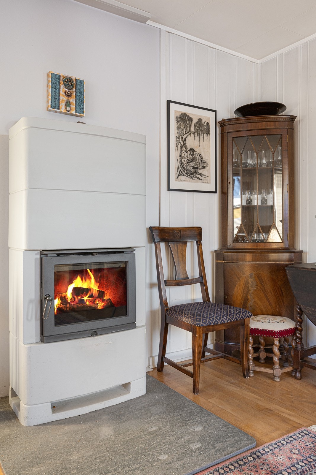 Sentralt i rommet er en moderne elementpeis som sørger for ekstra hygge og varme. Galleribilde