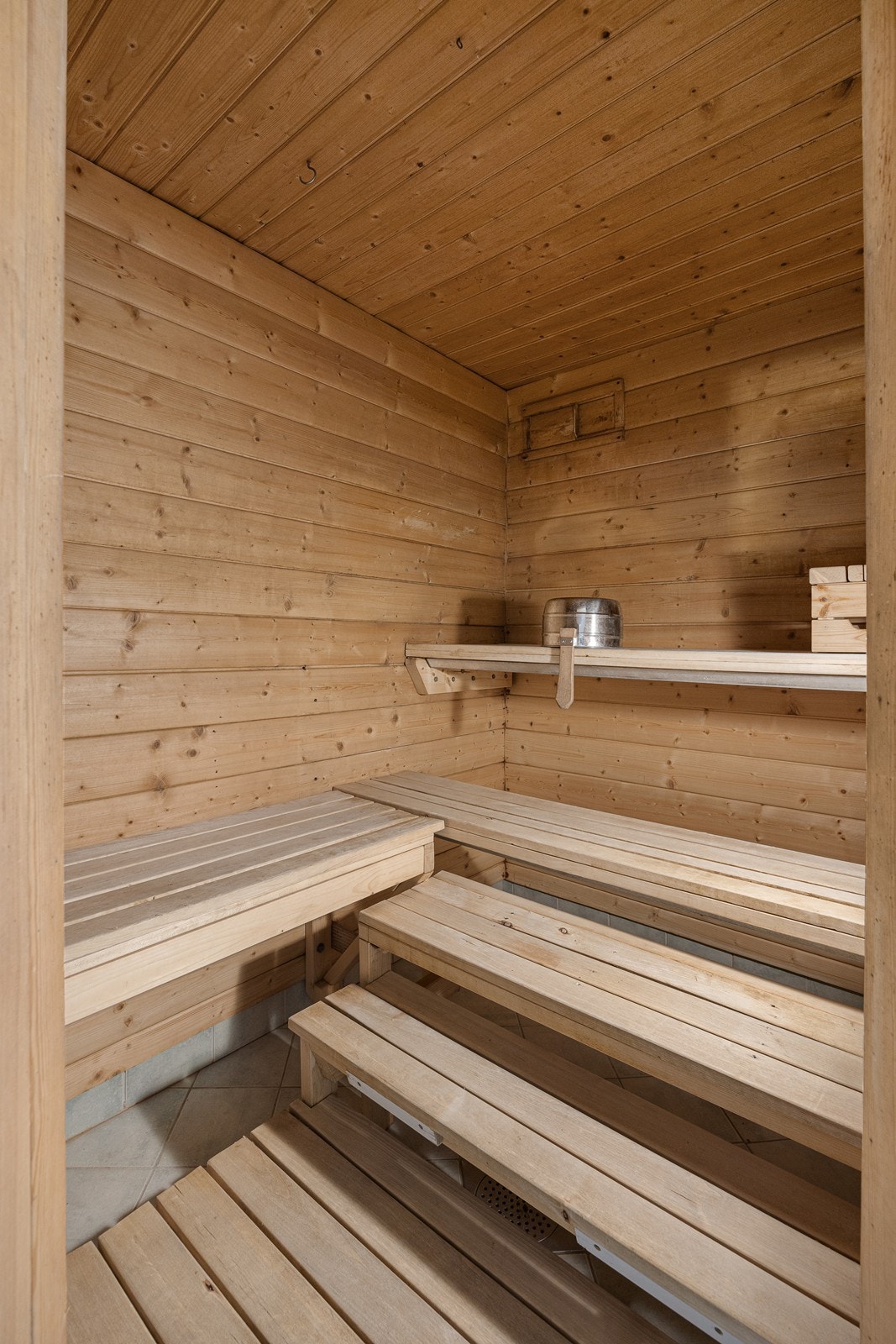 Badstuen har plassbygde sittebenker og elektrisk badstueovn. Galleribilde