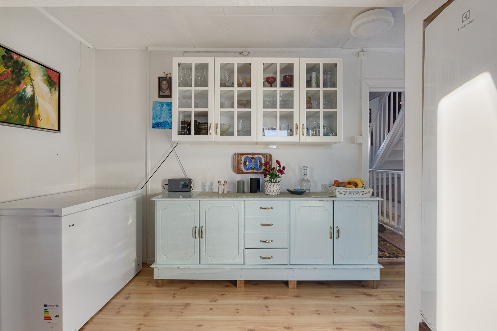 Det er bred åpning mellom kjøkken og mellomgang - noe som gjør det enkelt å innrede hvis det er ønskelig med ekstra kjøkkenoppbevaring. Galleribilde