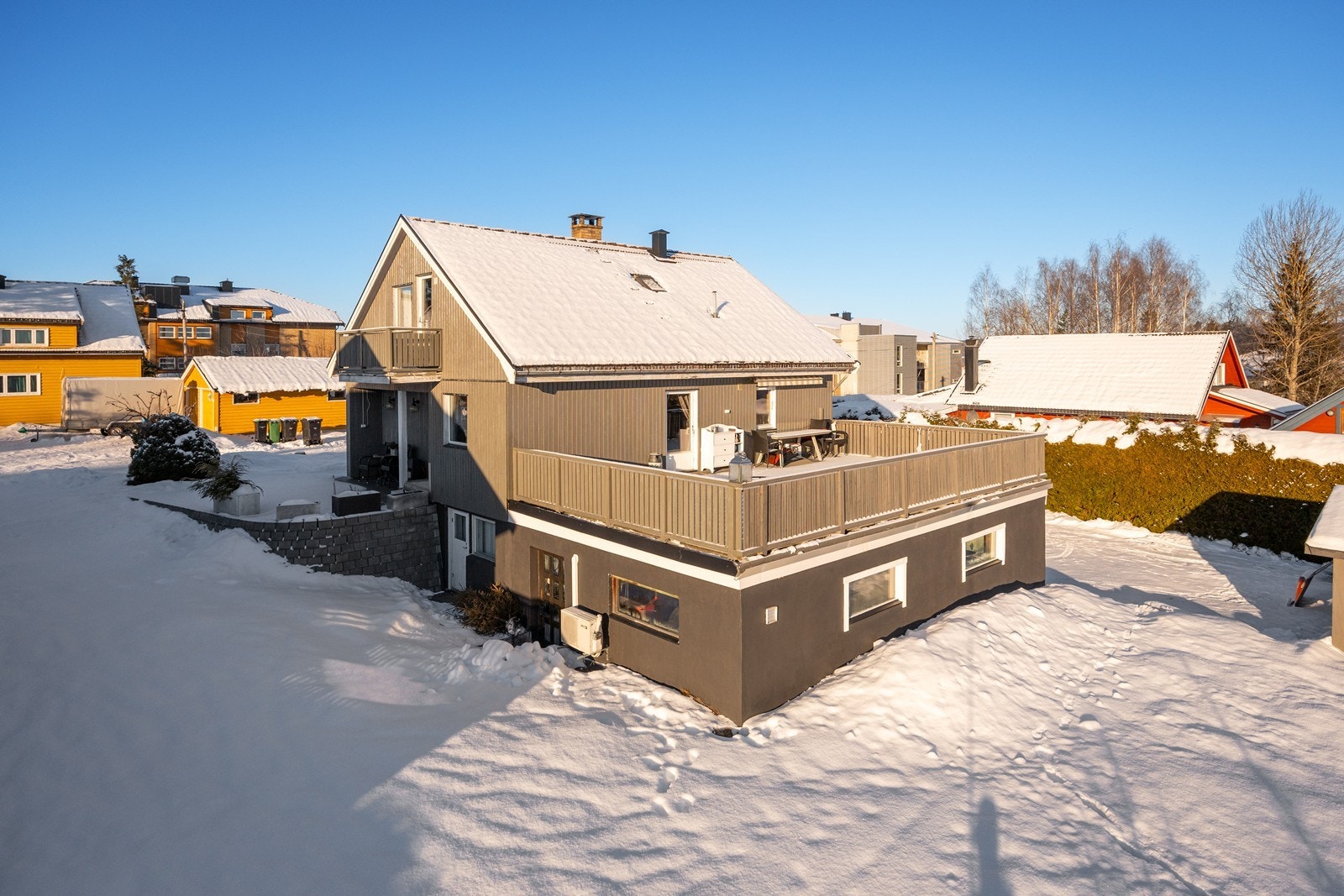 De store terrasseområdene gjør at du kan følge solen gjennom dagen. Galleribilde