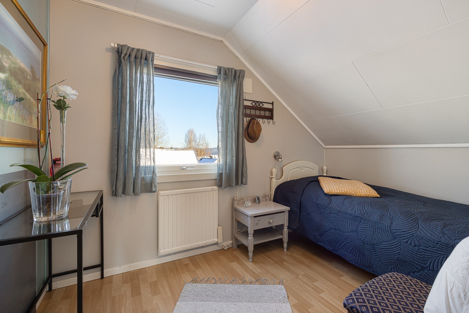 Alle rommene er holdt i lyse fargetoner som står godt til de gylne gulvene. Galleribilde