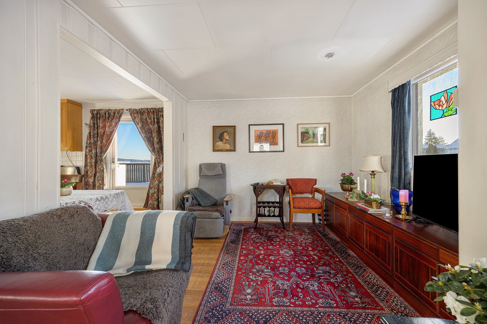 Stuen er holdt i en lys fargetone. Galleribilde