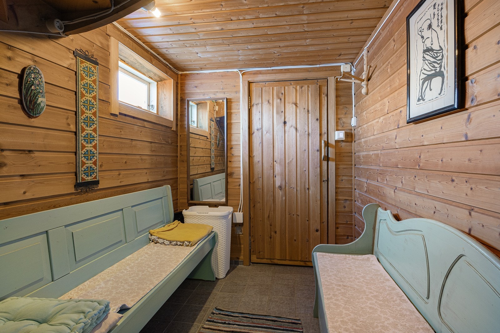 I underetasjen ligger det bad/wc, badstue, to innredede rom, bod og garasje. Etasjen er ikke omsøkt bruksendret og godkjent for varig opphold. Galleribilde