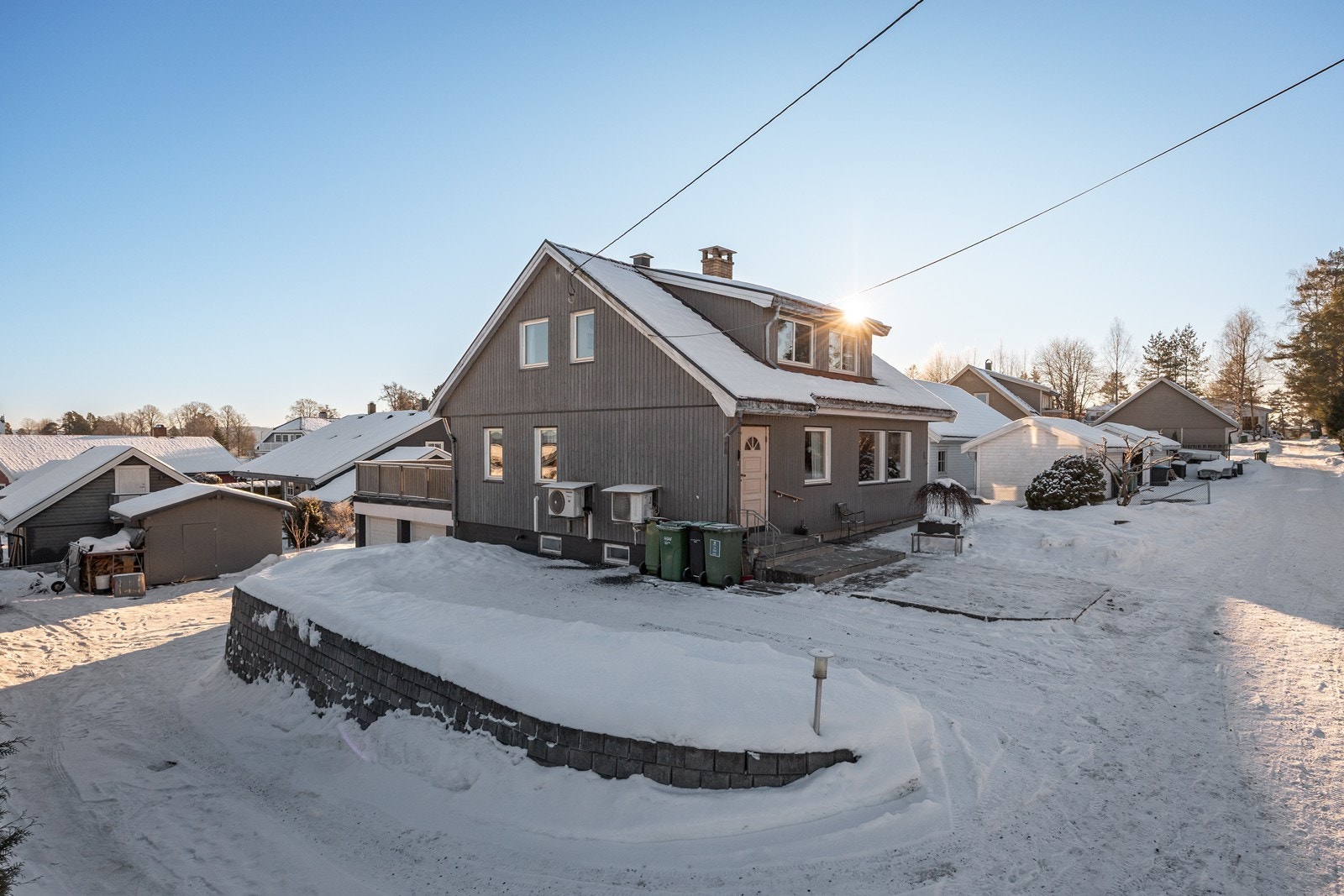 Fra eiendommen er det gangavstand til alle sentrumsfasiliteter på Aursmoen - som skole, barnehage, butikker og idrettsanlegg. Galleribilde