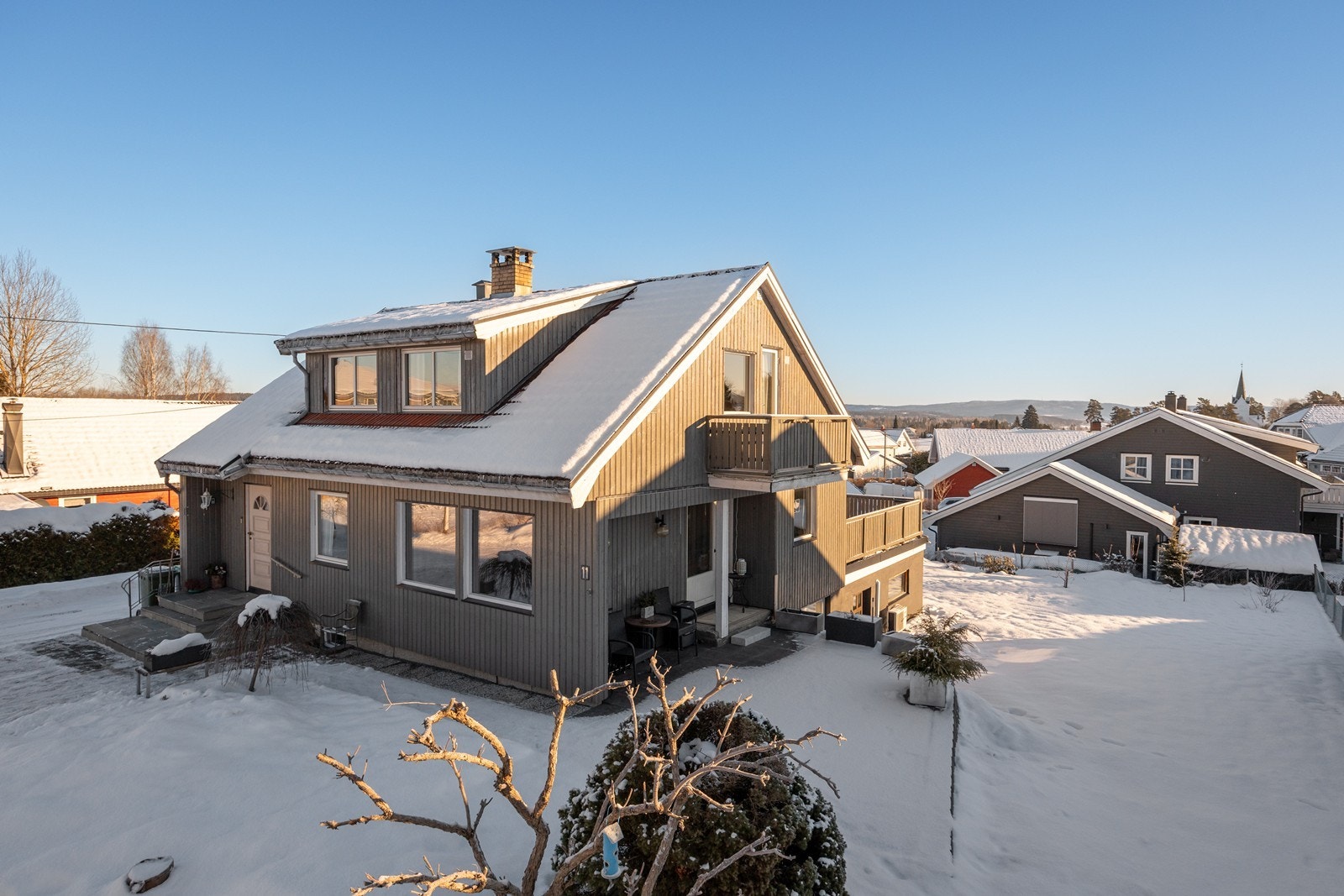 Boligen går over tre etasjer - og har stor, integrert dobbelgarasje i underetasjen. Galleribilde