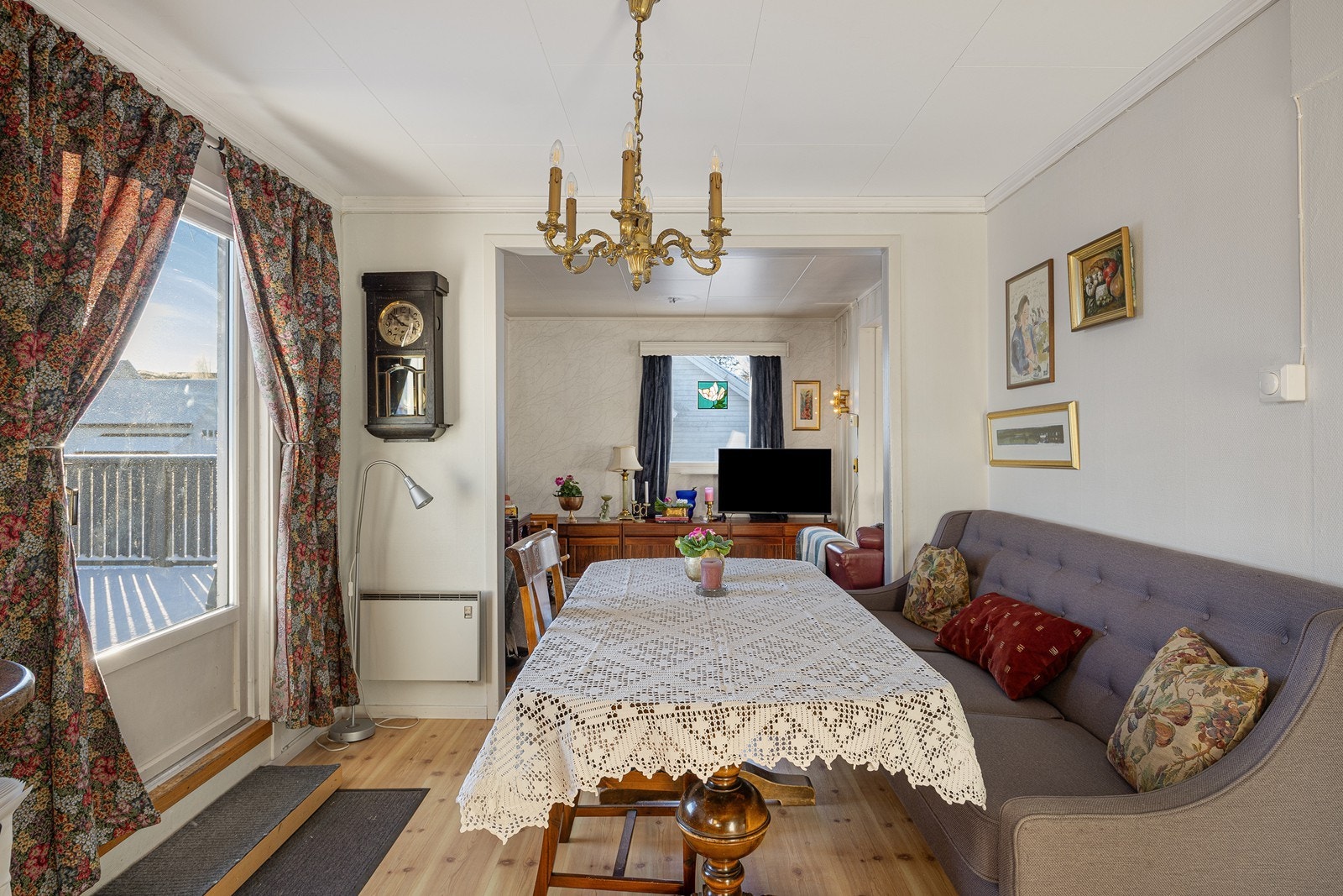 God plass til spisestuemøblement i kjøkkensonen. Fra stue og kjøkken er det utgang til to forskjellige terrasser. Galleribilde