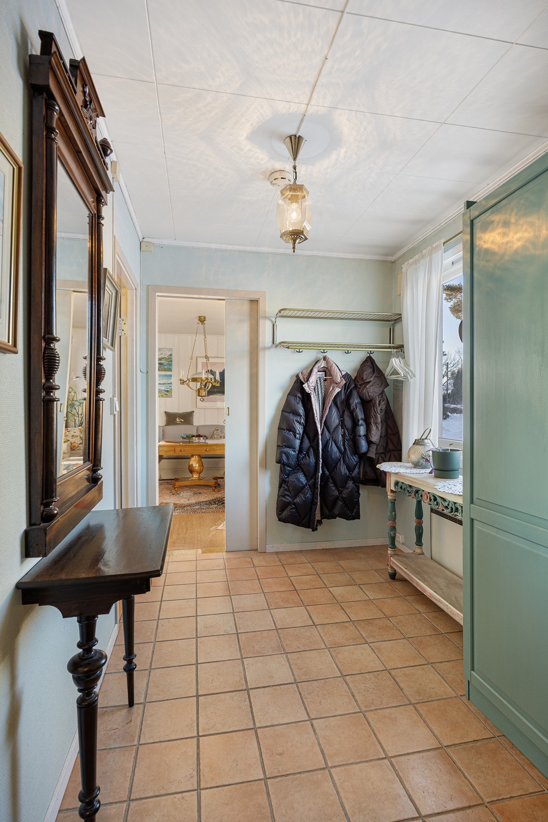 Tilliggende entréen er en praktisk gang med god plass til garderobeløsning. Galleribilde