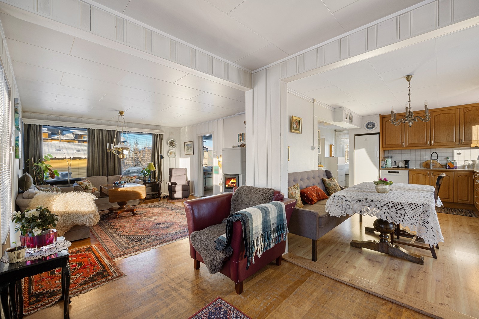 Rommet har en delvis vinklet planløsning - med god møbleringsfrihet. Galleribilde