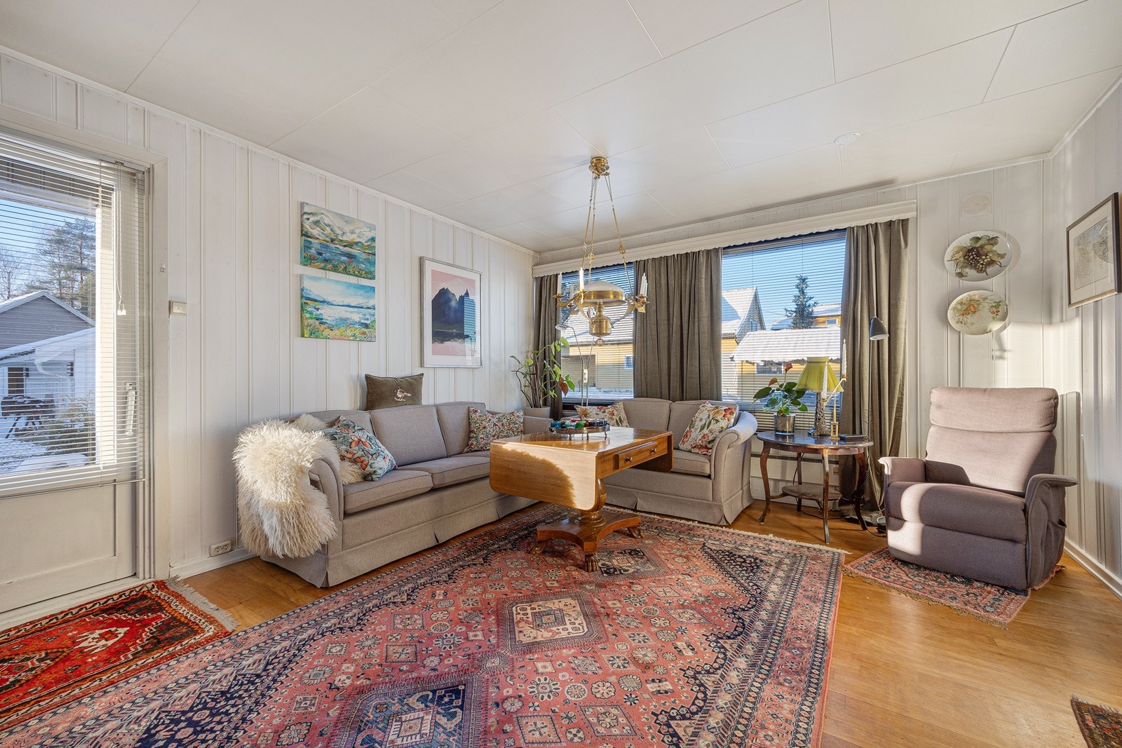 Stuen oppleves som luftig og koselig. Galleribilde