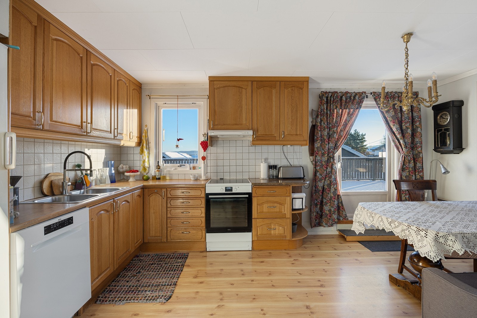 Kjøkkenet har et klassisk og pent design og god oppbevaringsplass. Galleribilde